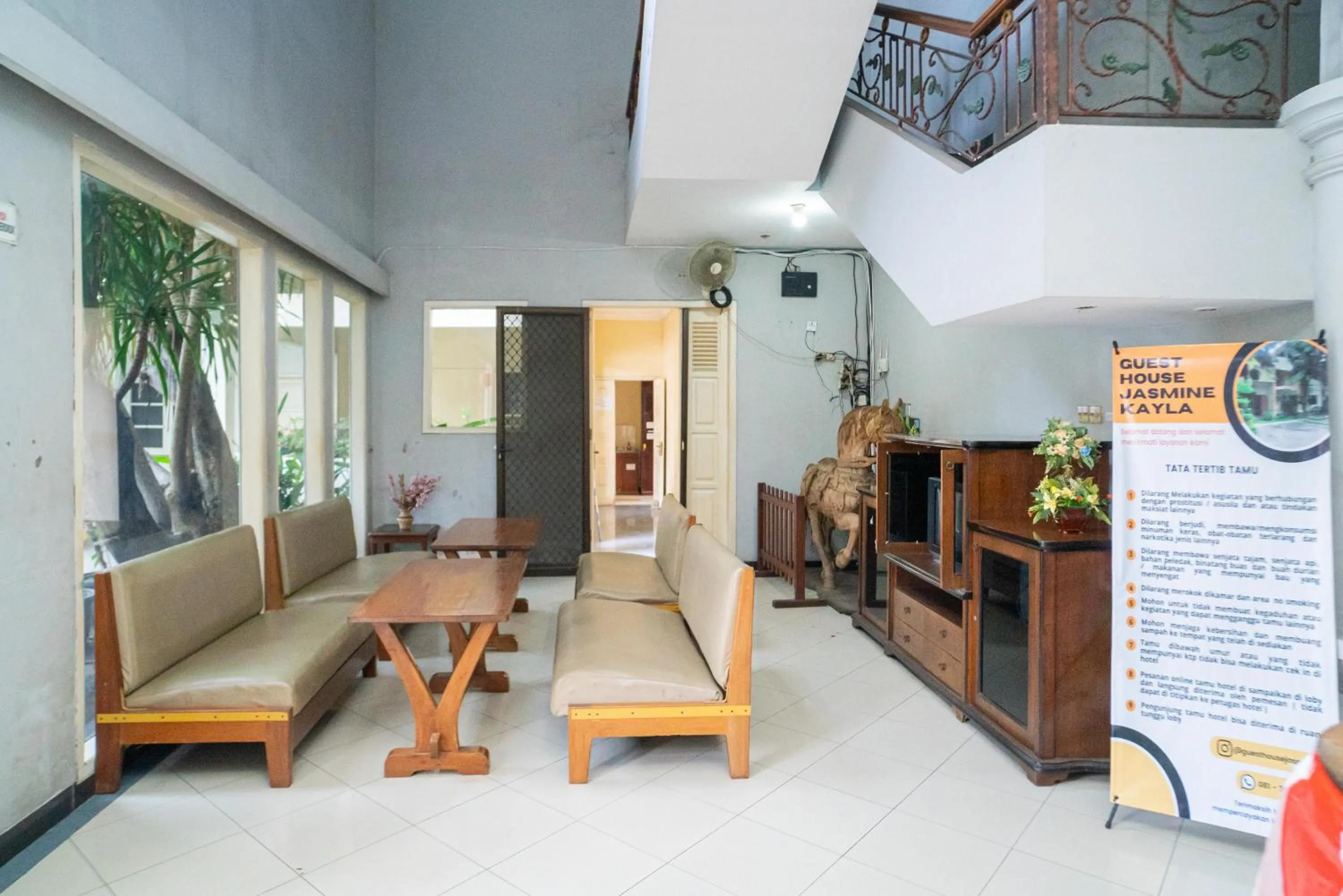 Lobby or reception in RedDoorz near Rumah Sakit Baptis Kediri