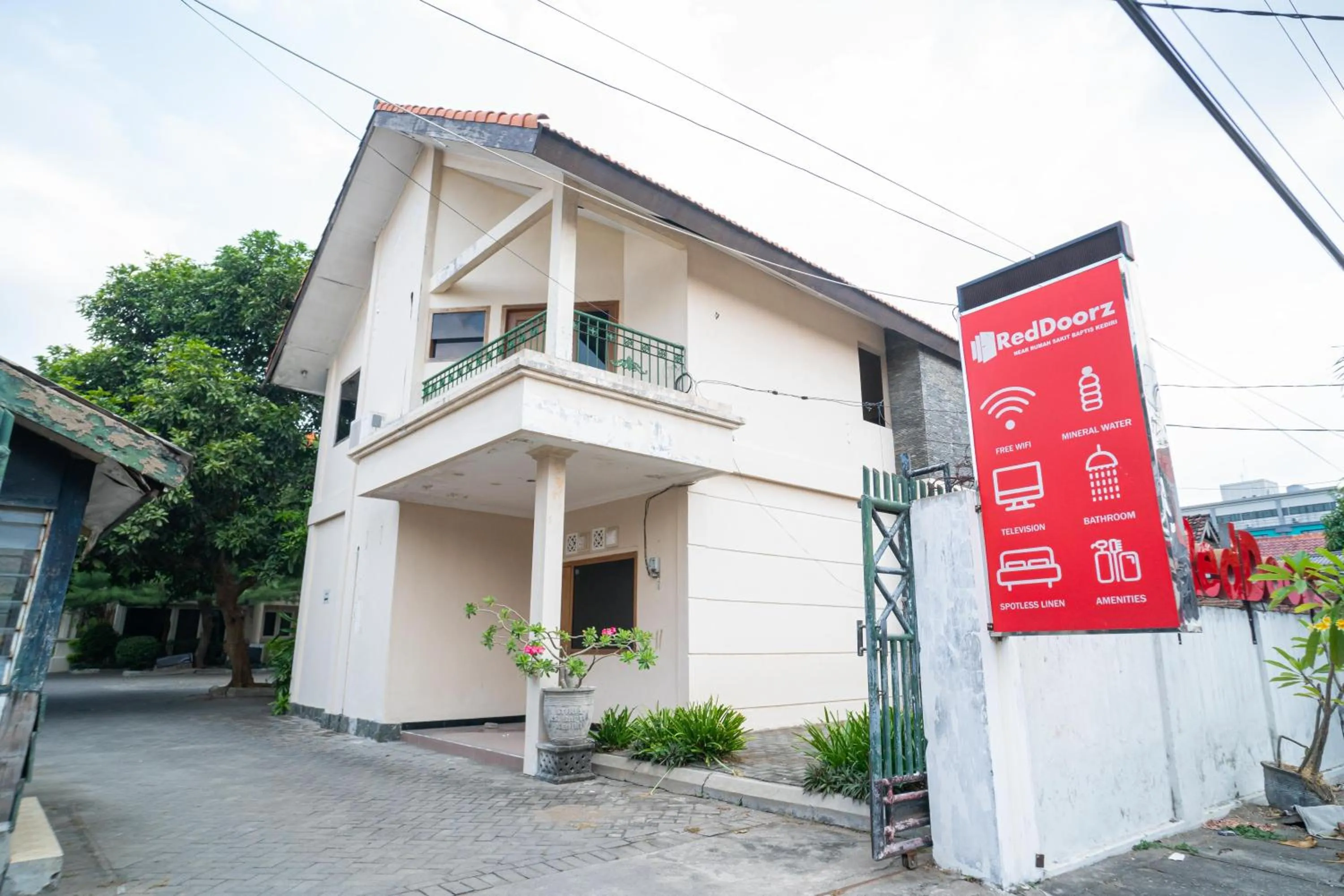 Property building in RedDoorz near Rumah Sakit Baptis Kediri