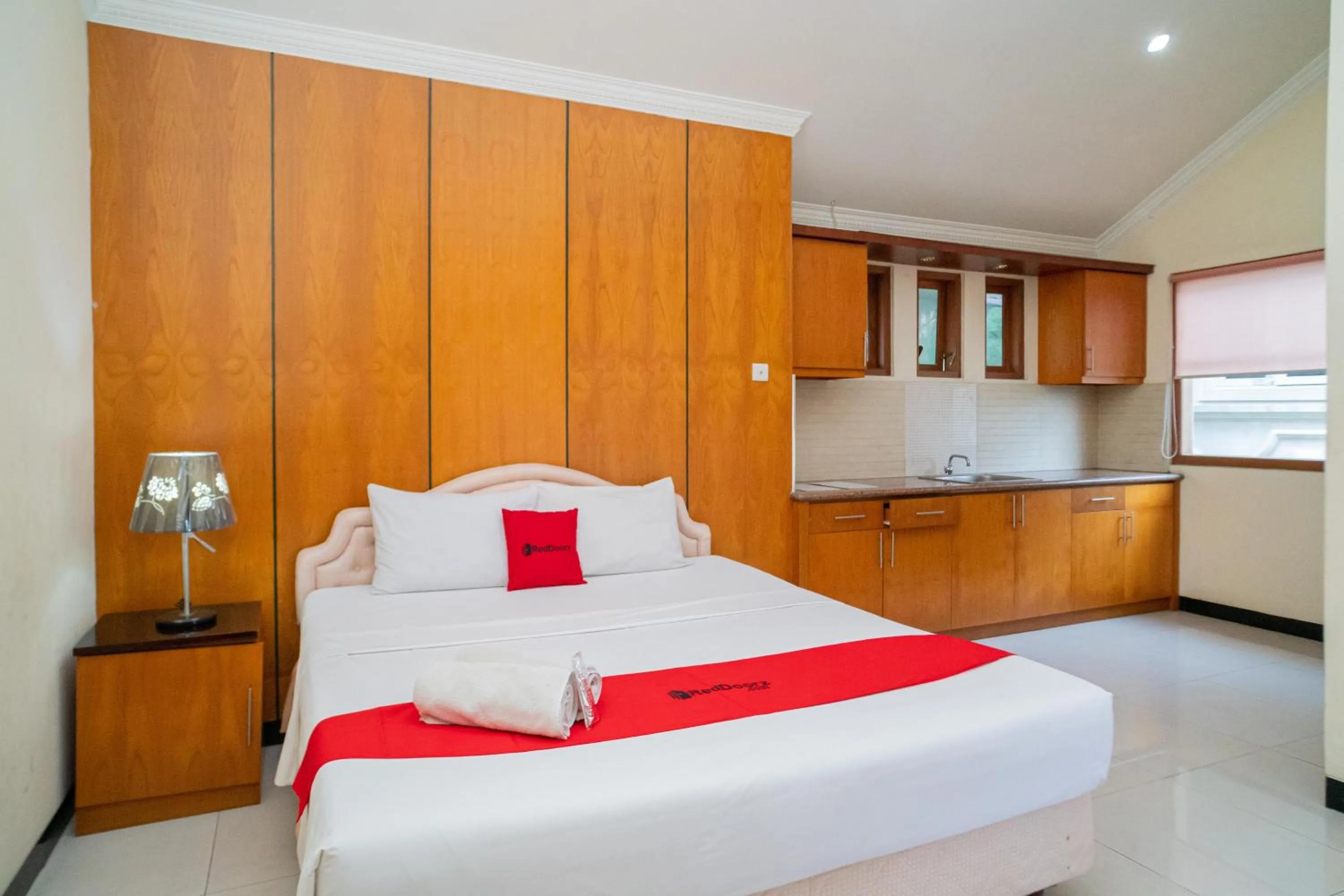 Bedroom, Bed in RedDoorz near Rumah Sakit Baptis Kediri