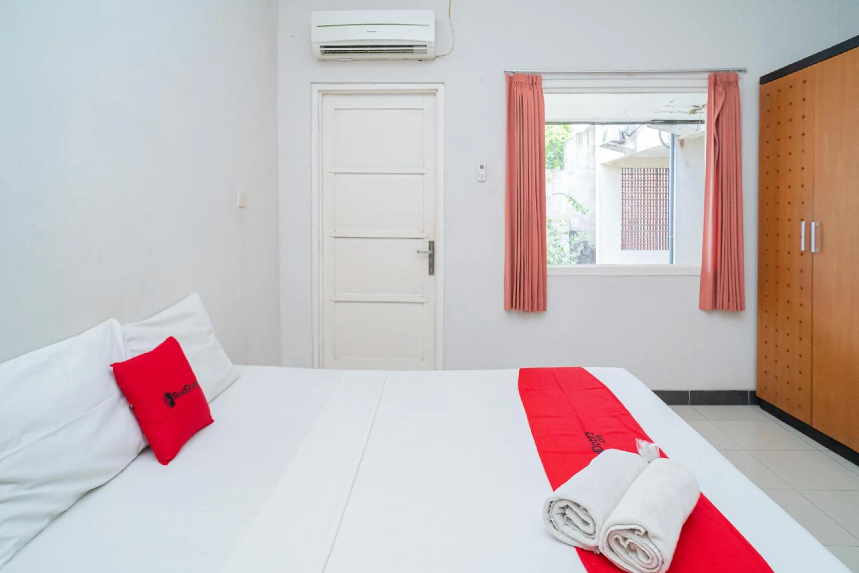 Bedroom, Bed in RedDoorz near Rumah Sakit Baptis Kediri