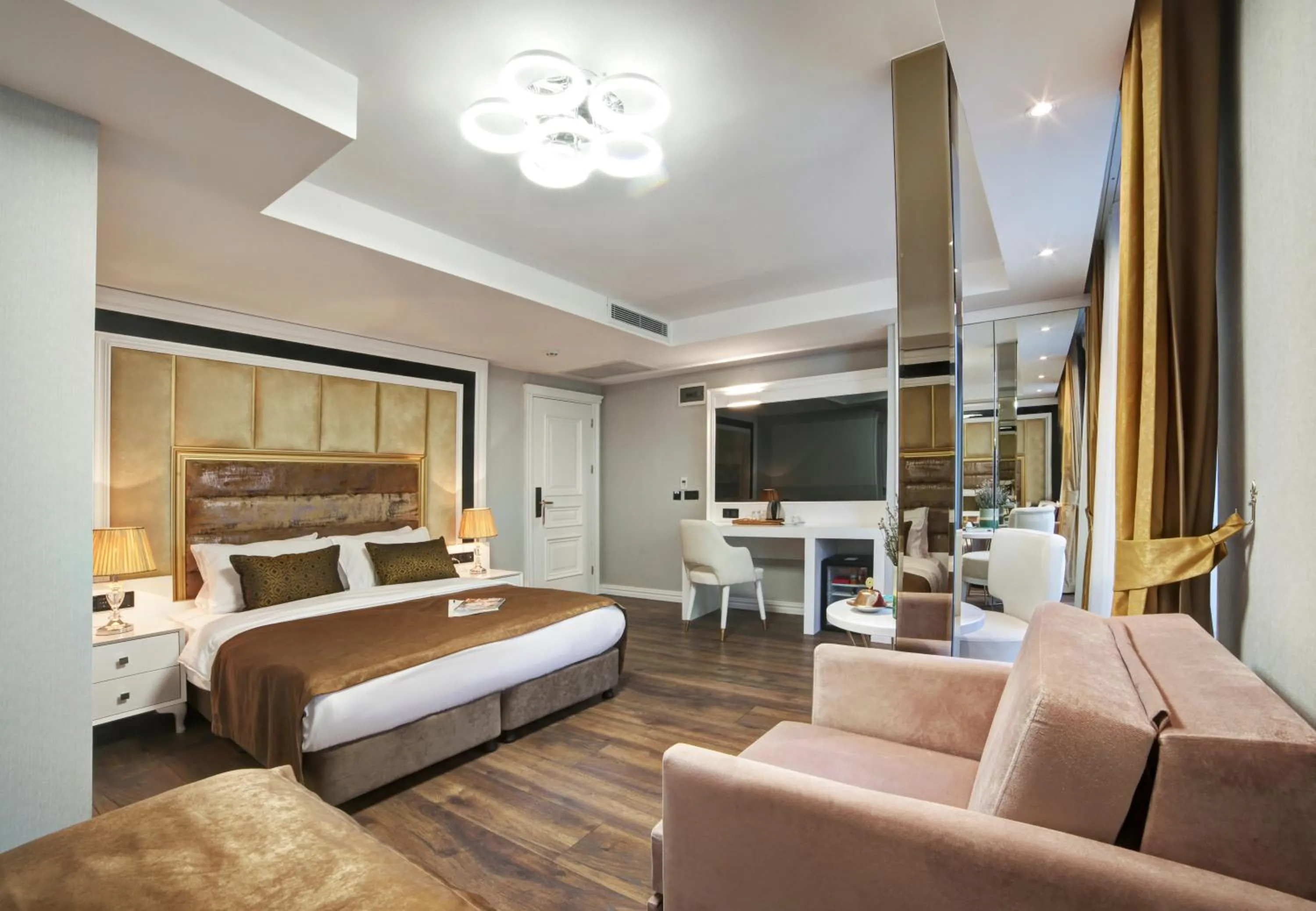 Photo of the whole room, Bed in Pell Palace Hotel & SPA