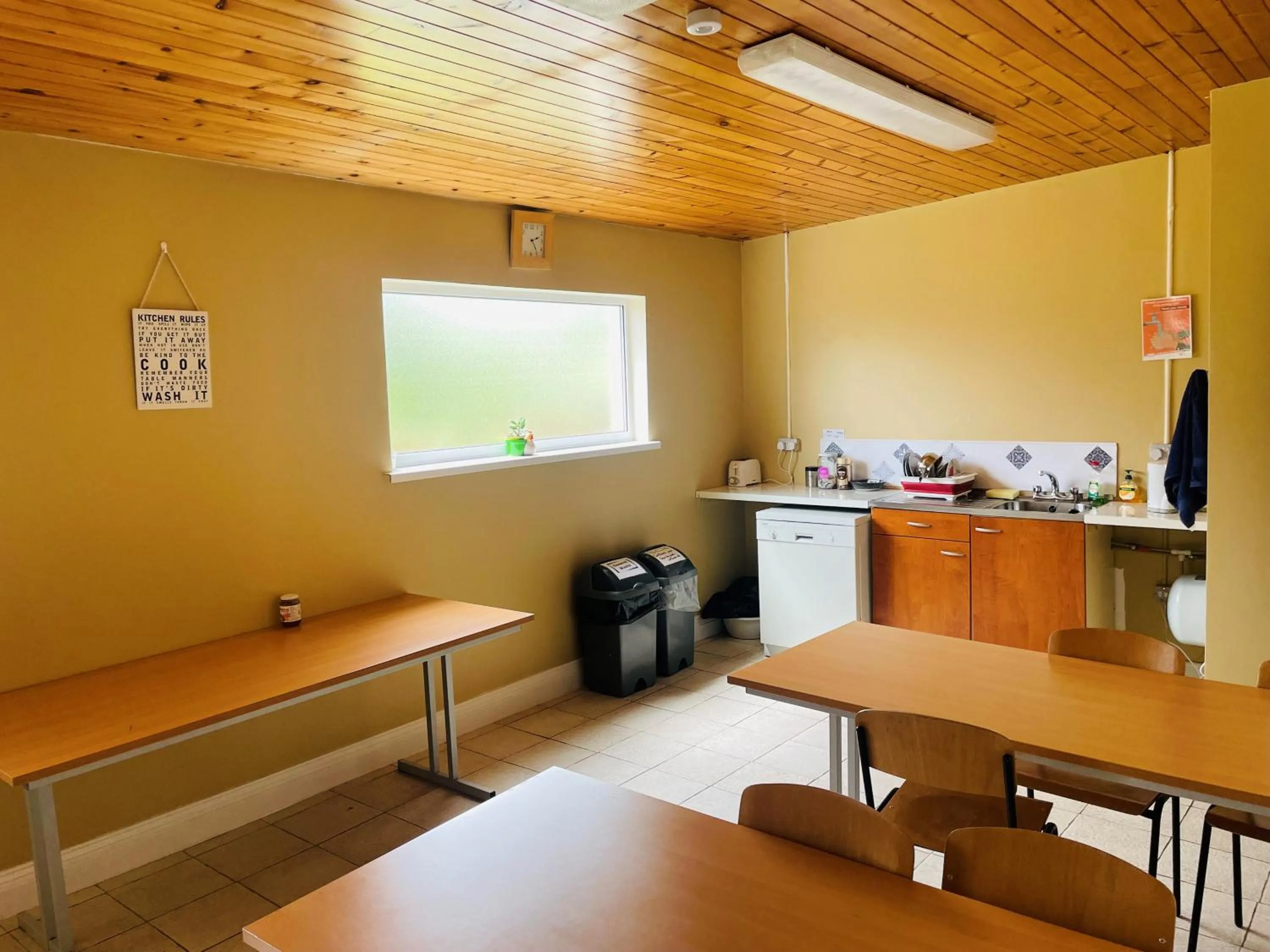 Communal kitchen in Greenway & Copper Coast Hostel