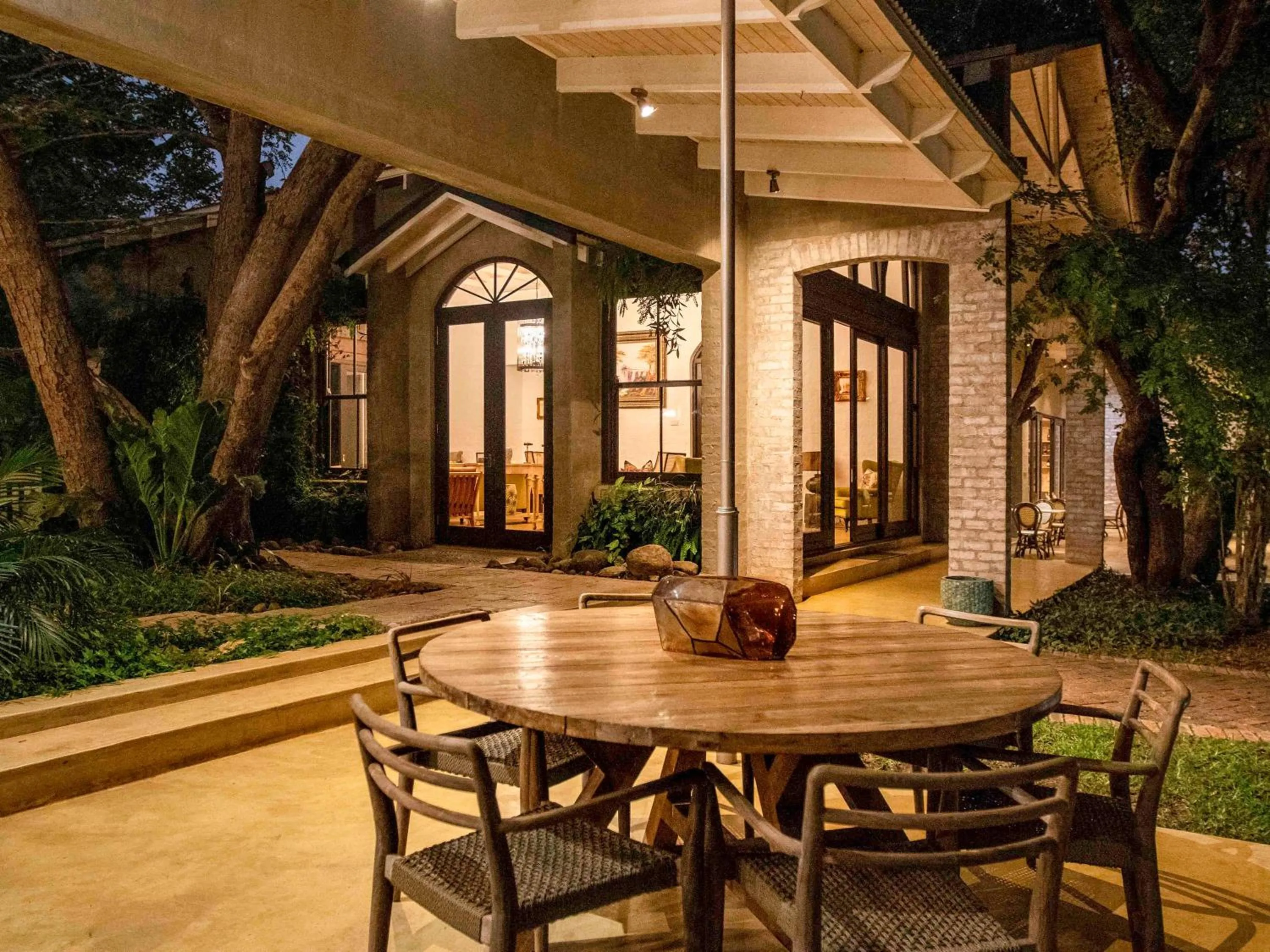 Restaurant/places to eat in Mbano Manor Hotel Victoria Falls