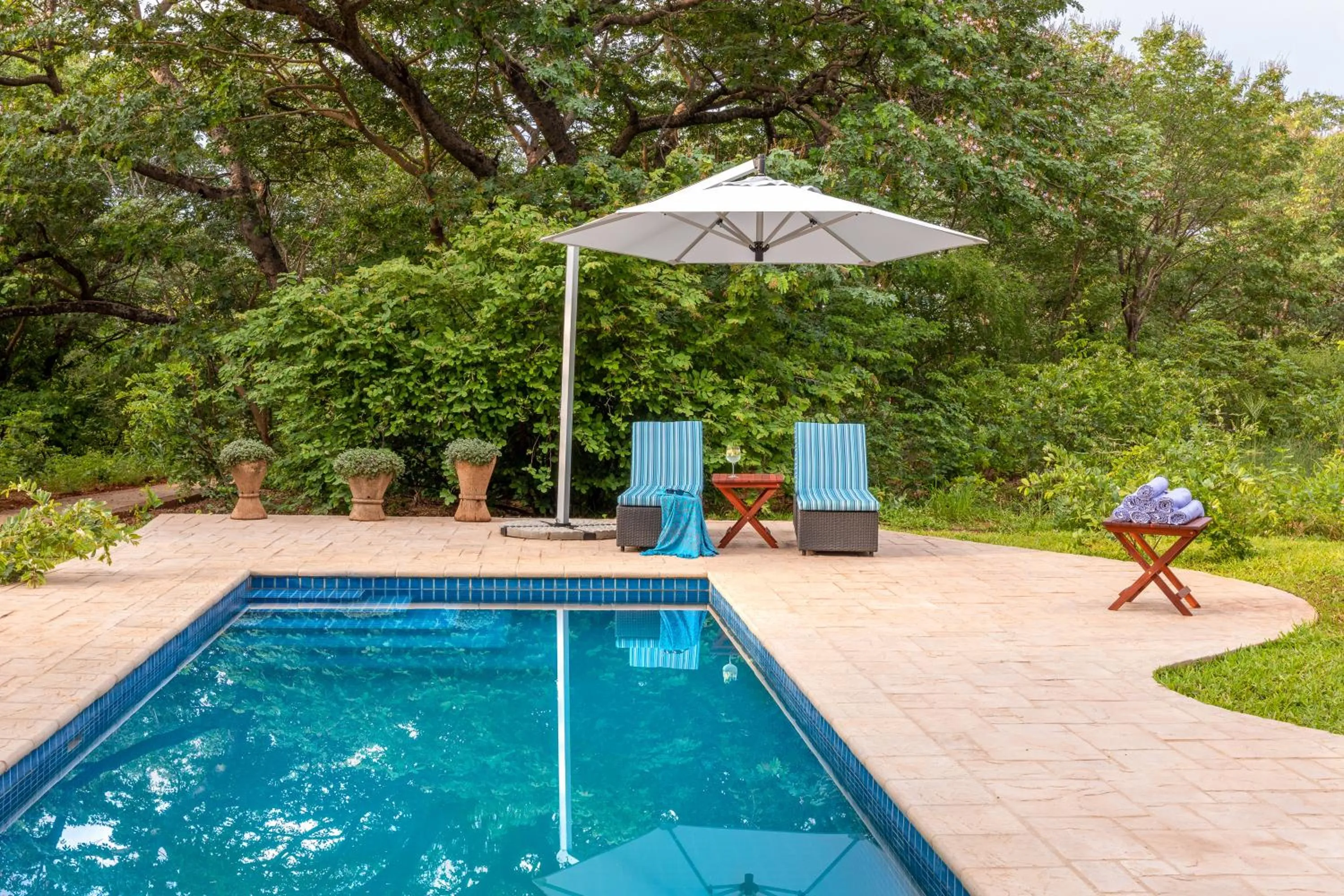 Swimming pool in Mbano Manor Hotel Victoria Falls