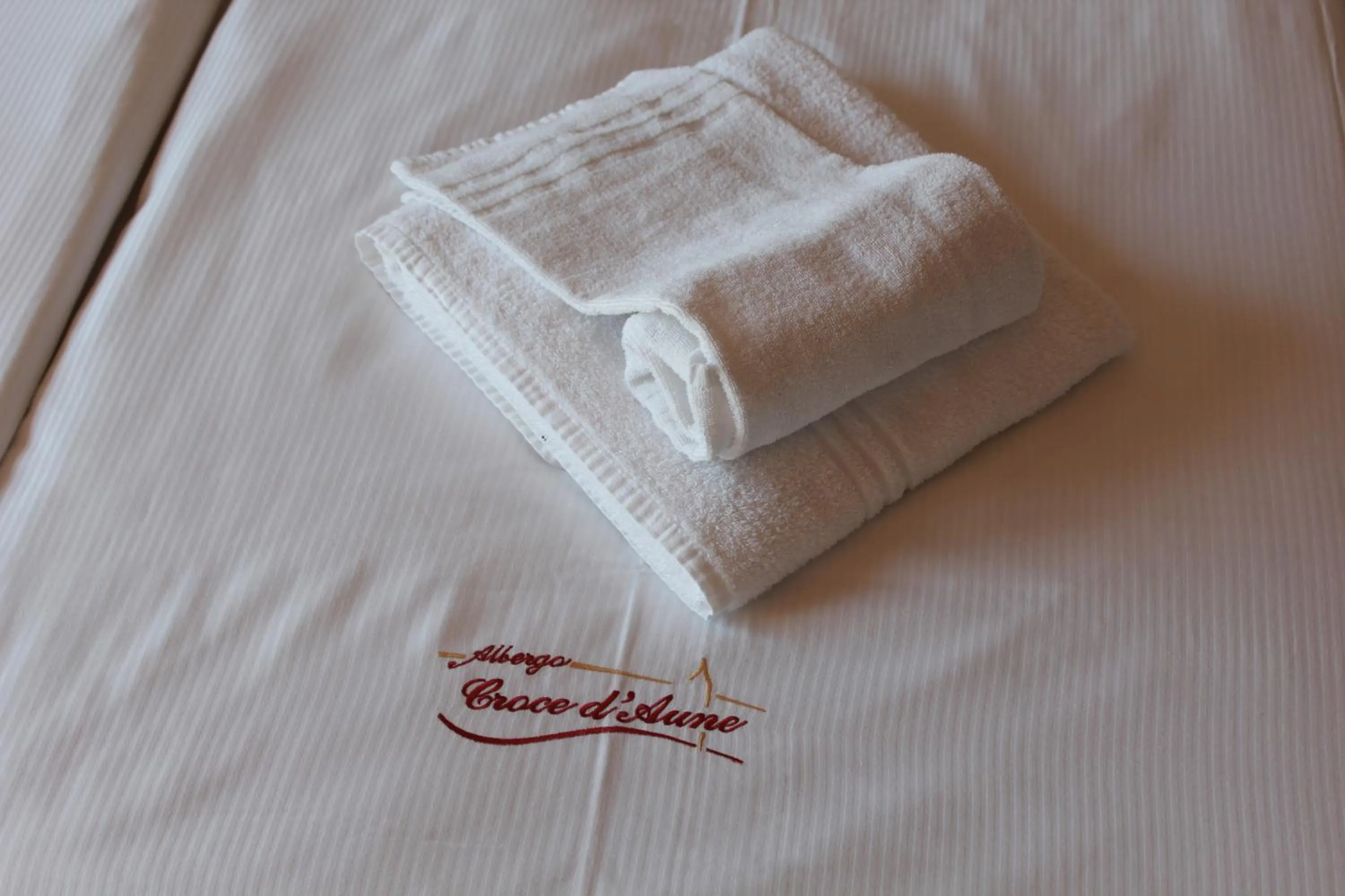 Bed in Albergo Croce d'Aune