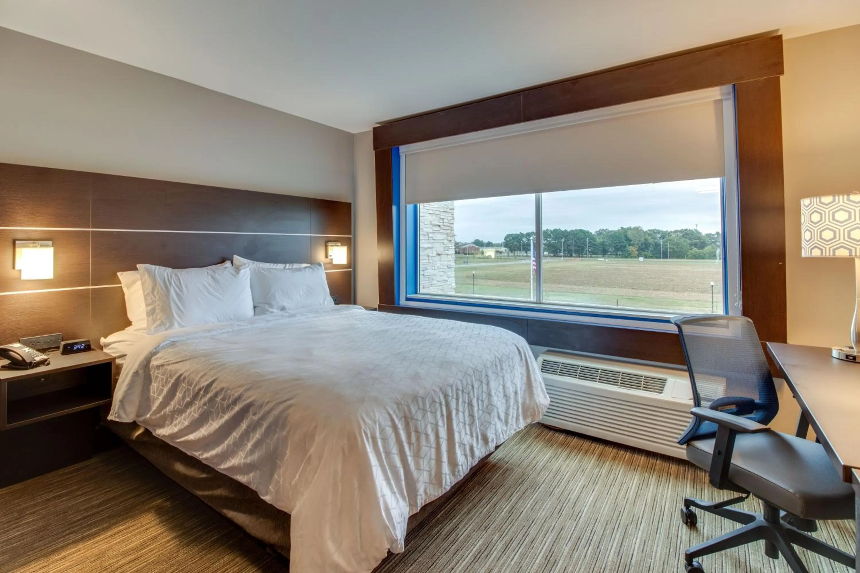 Bed in Holiday Inn Express & Suites - Union City by IHG