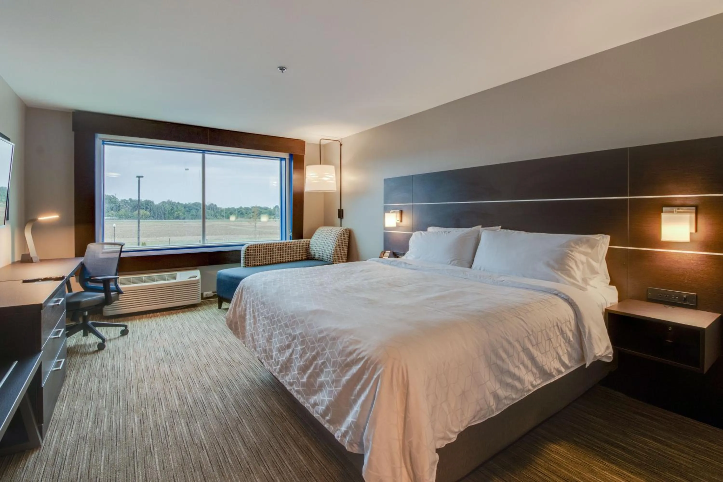 Bed in Holiday Inn Express & Suites - Union City by IHG