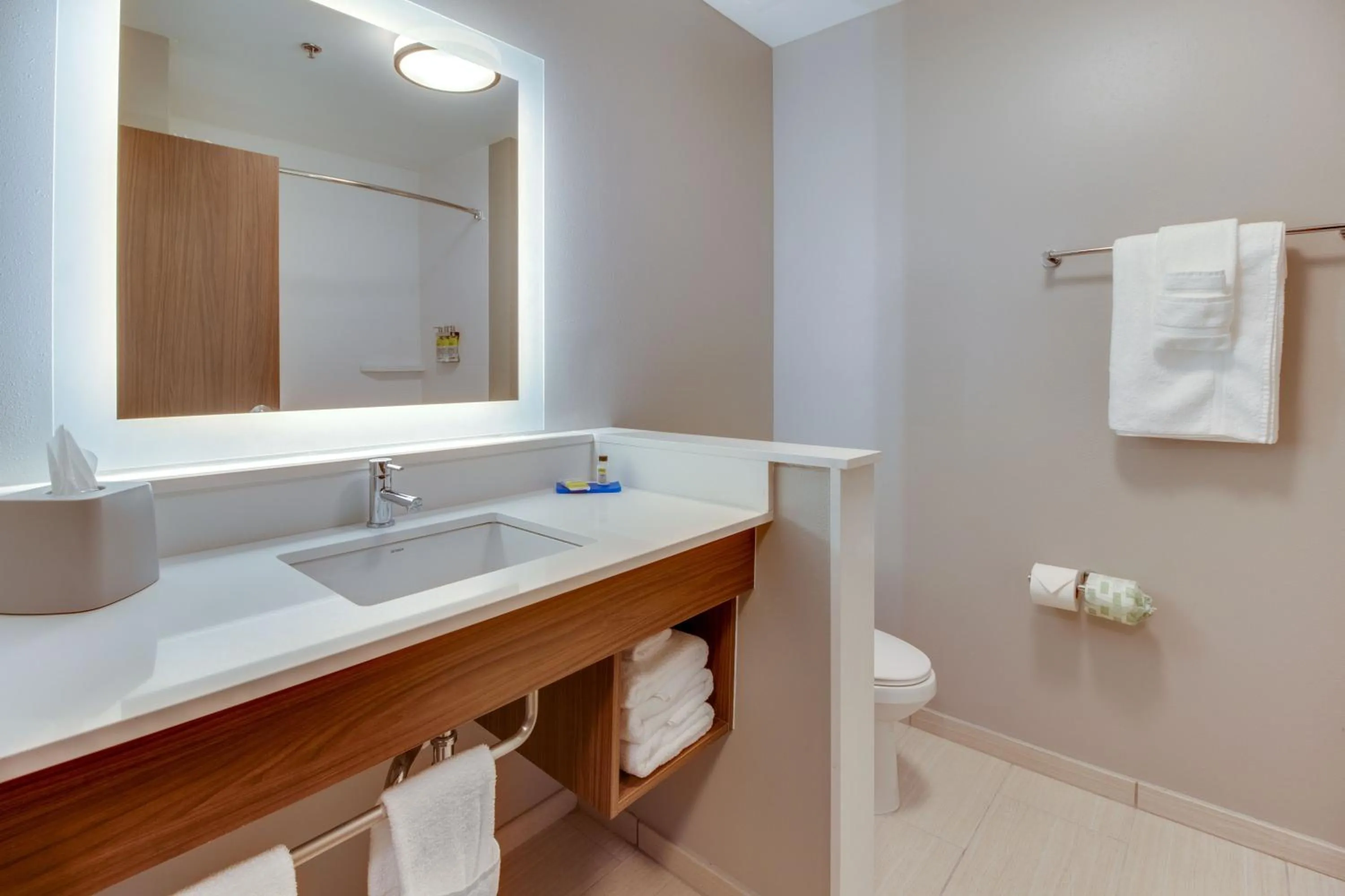 Holiday Inn Express & Suites - Union City by IHG