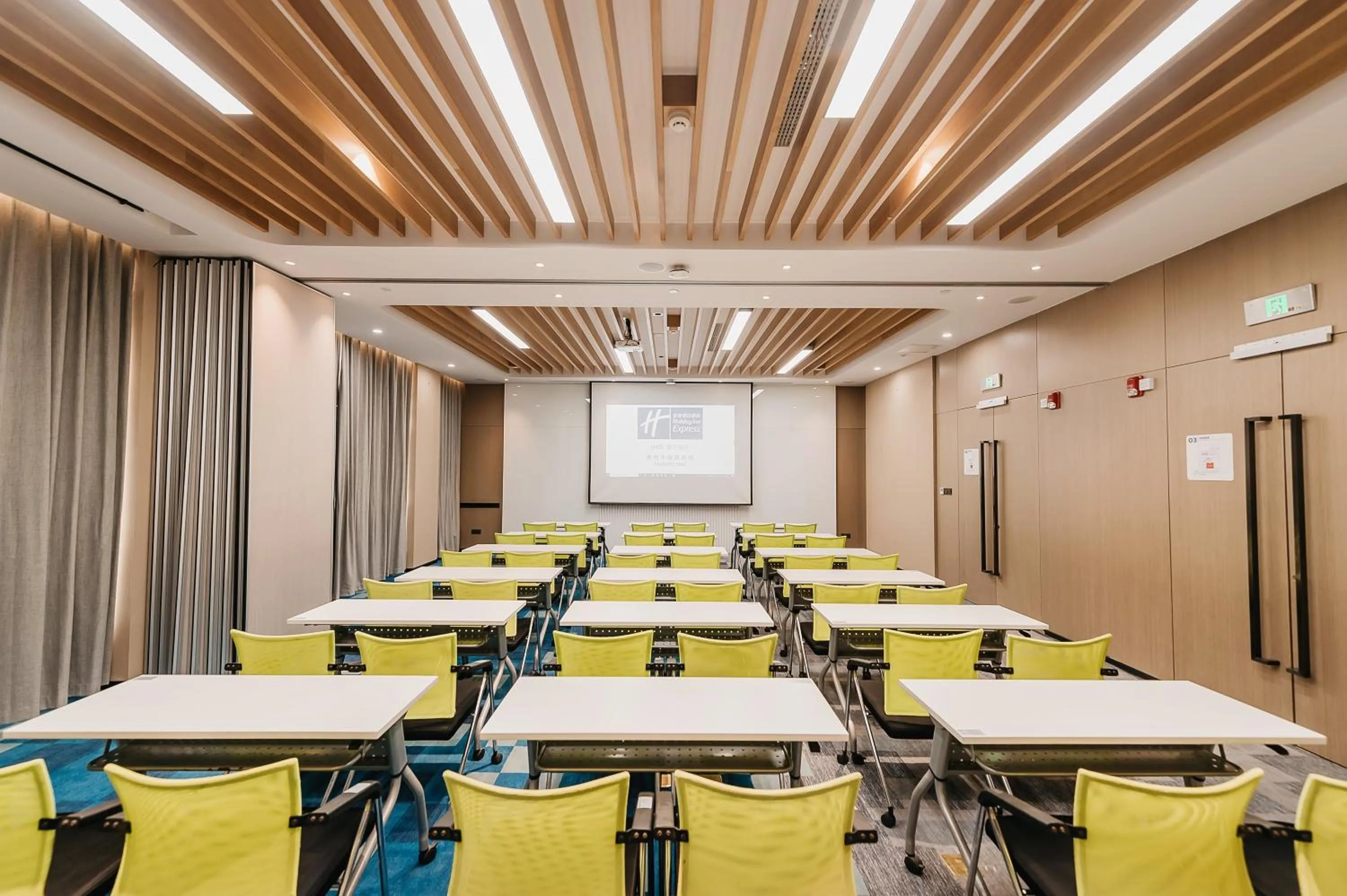 Meeting/conference room in Holiday Inn Express Taizhou CMC by IHG