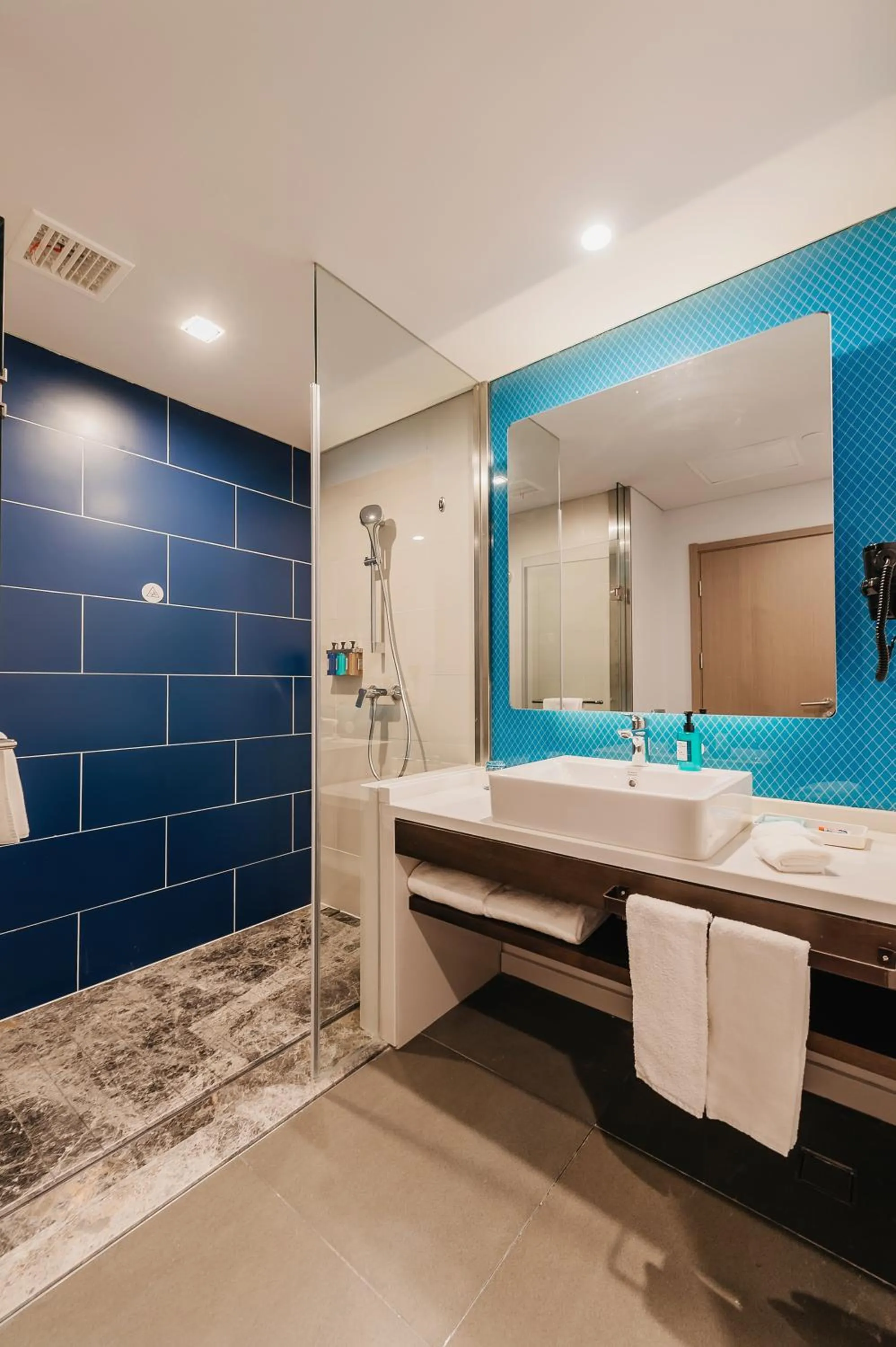 Bathroom in Holiday Inn Express Taizhou CMC by IHG