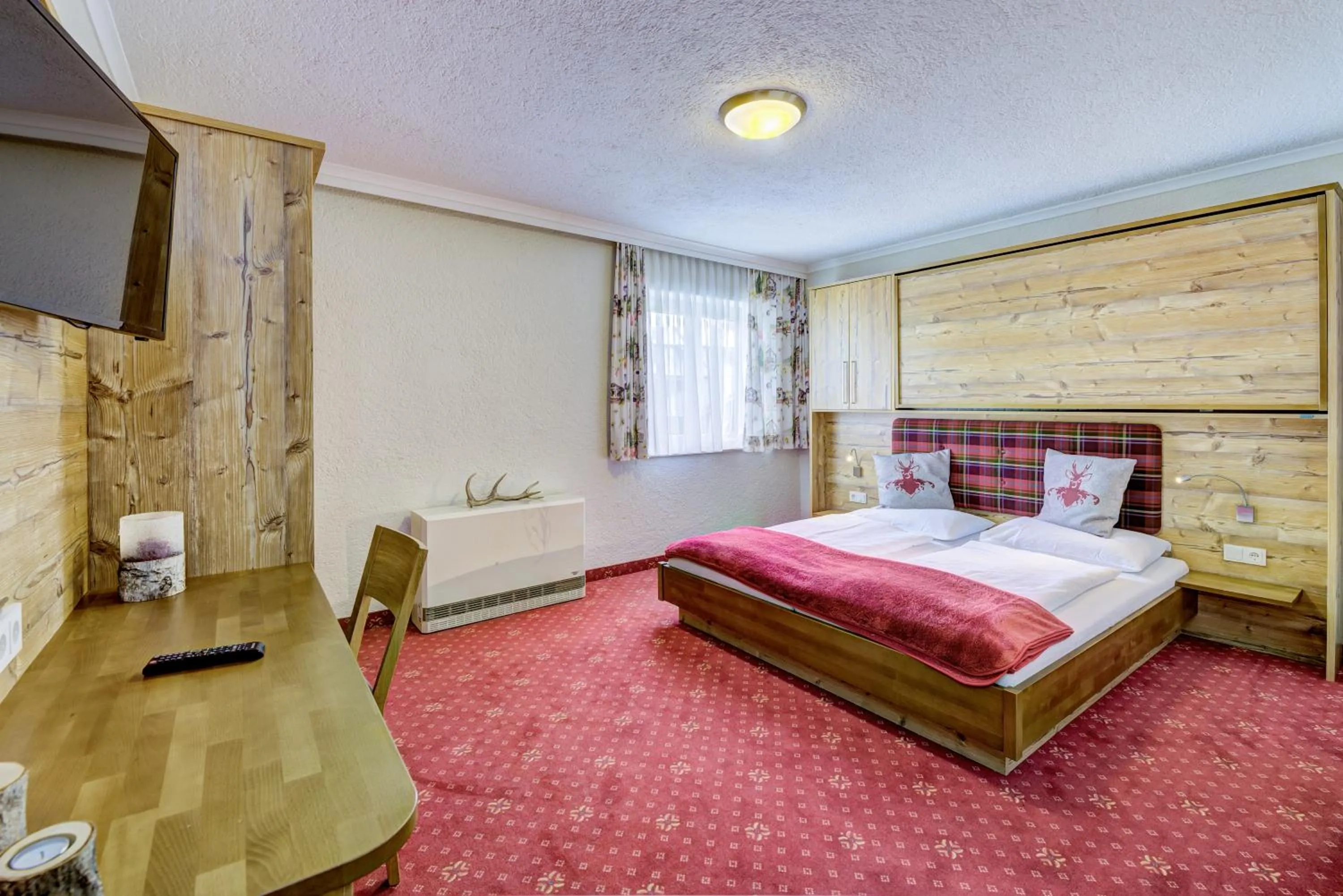 Photo of the whole room, Bed in Mountainlovers Berghotel SeidlAlm