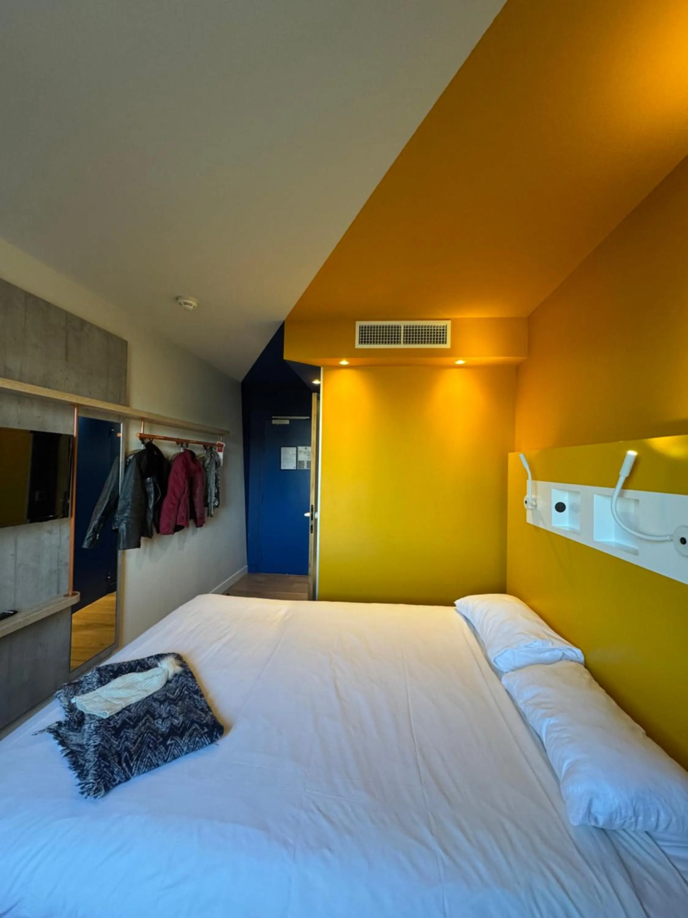 Photo of the whole room, Bed in Ibis Budget Montpellier Nord Euromédecine