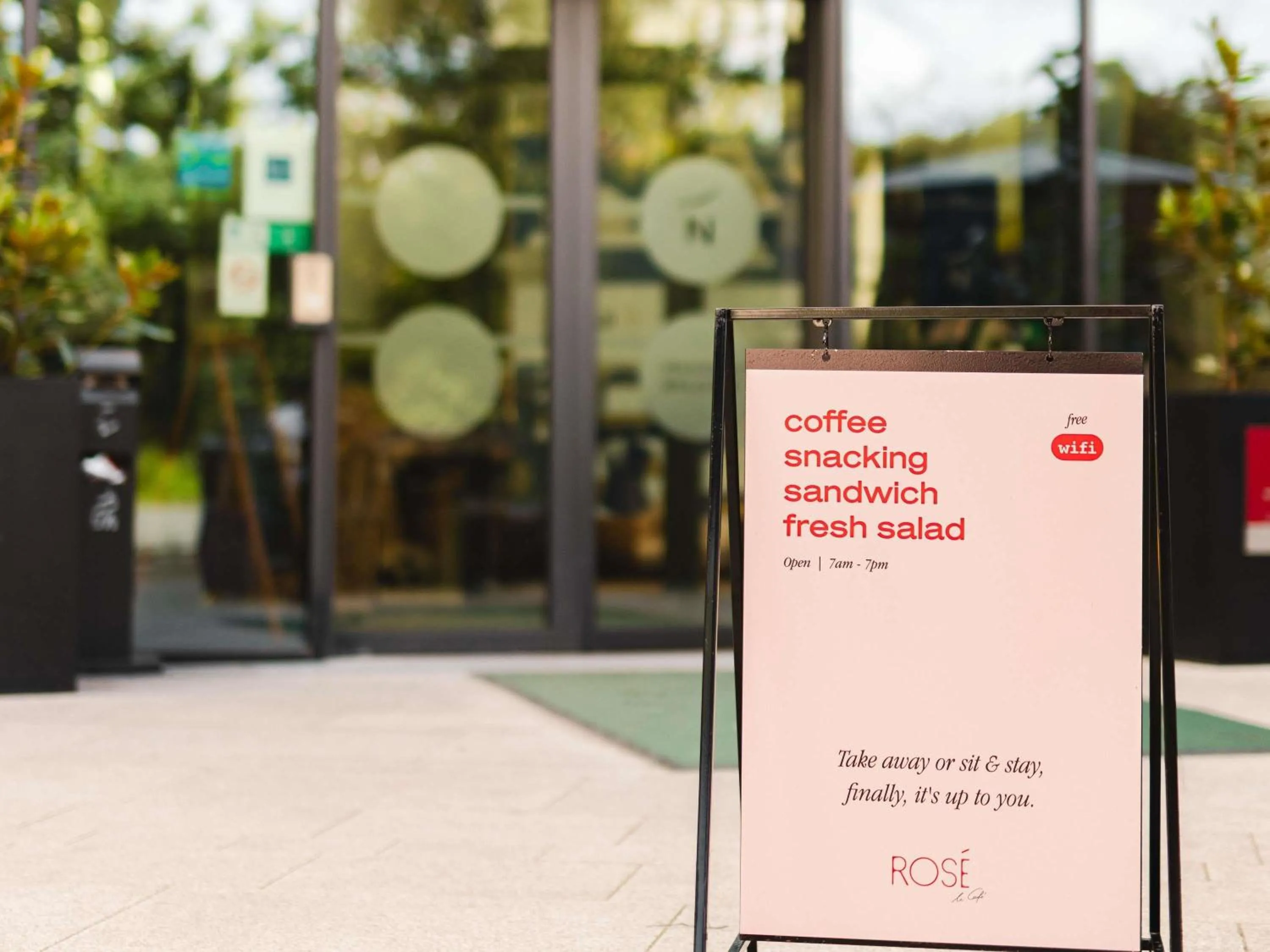 Restaurant/places to eat in Novotel Paris Porte Versailles