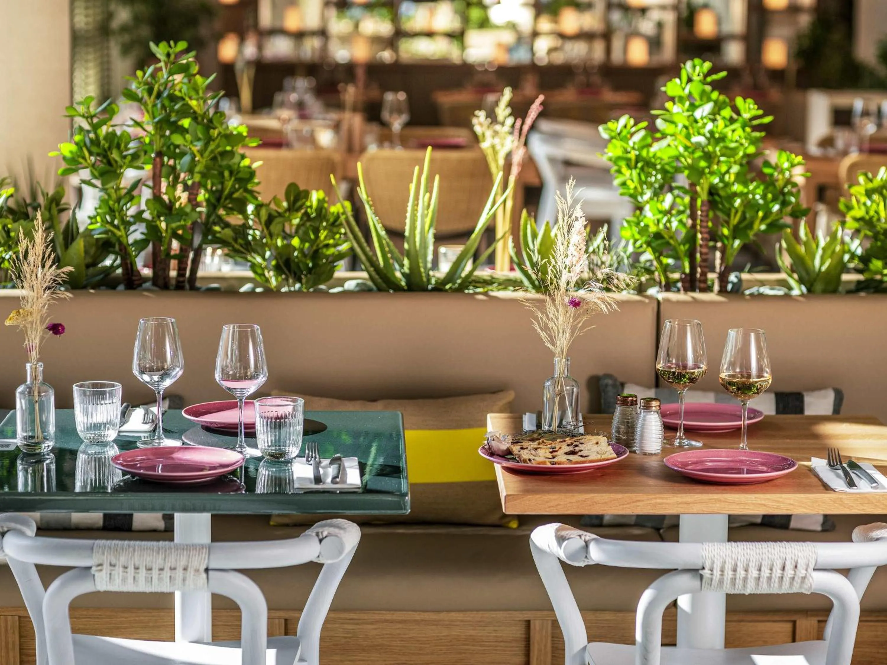 Restaurant/places to eat in Novotel Paris Porte Versailles