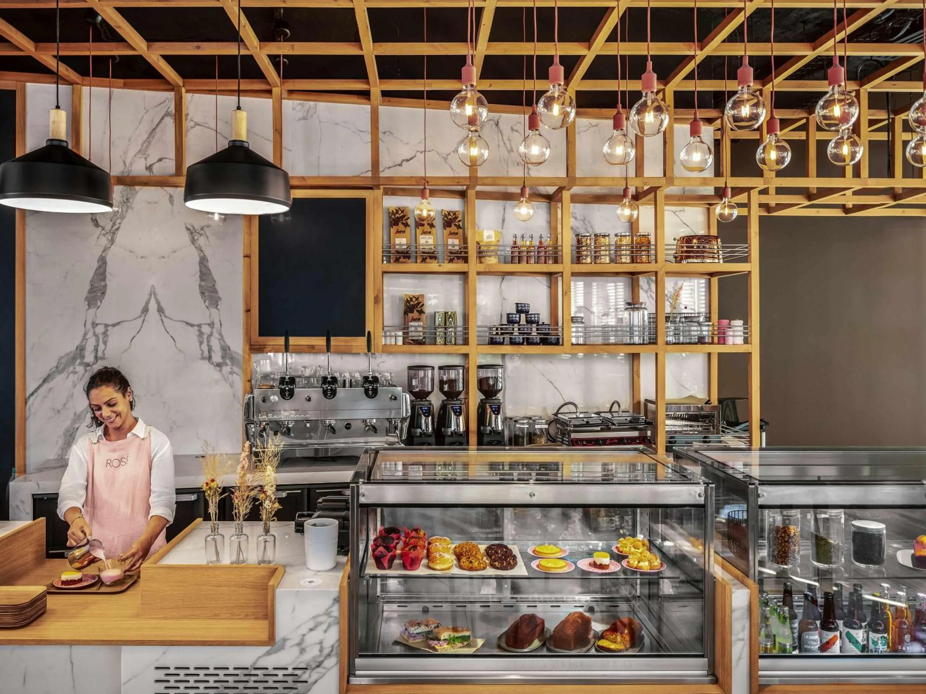 Restaurant/places to eat in Novotel Paris Porte Versailles