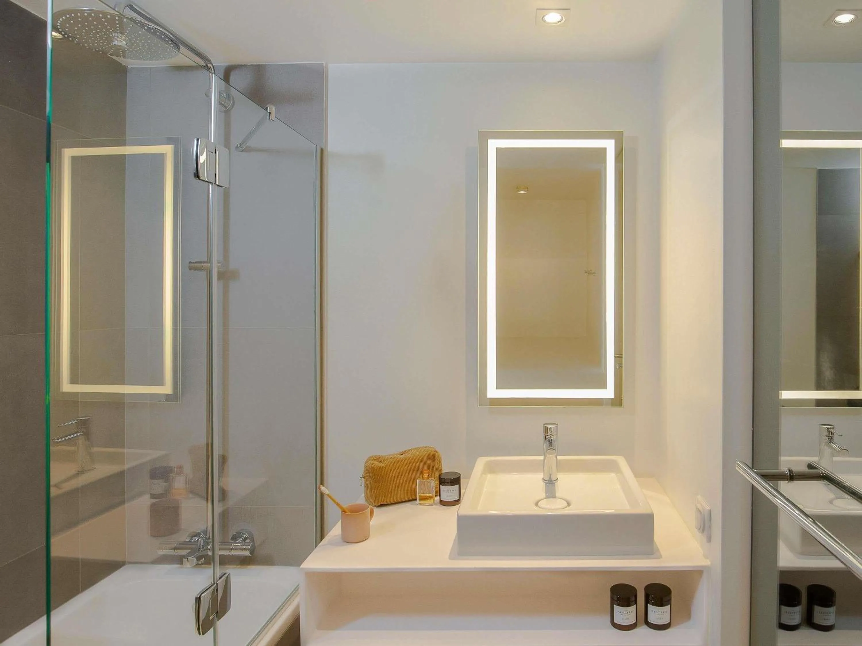 Bedroom in Novotel Paris Porte Versailles