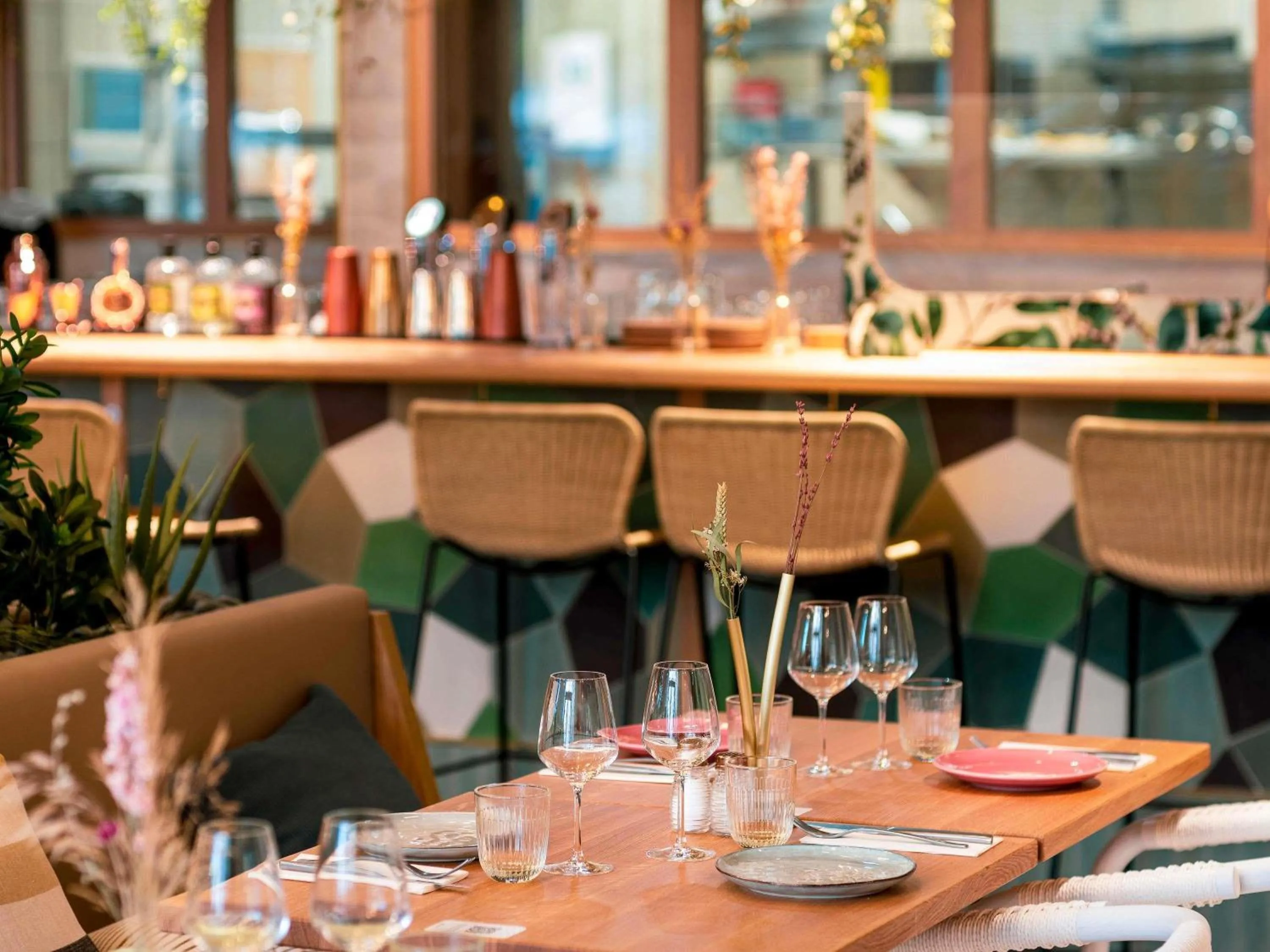 Restaurant/places to eat in Novotel Paris Porte Versailles