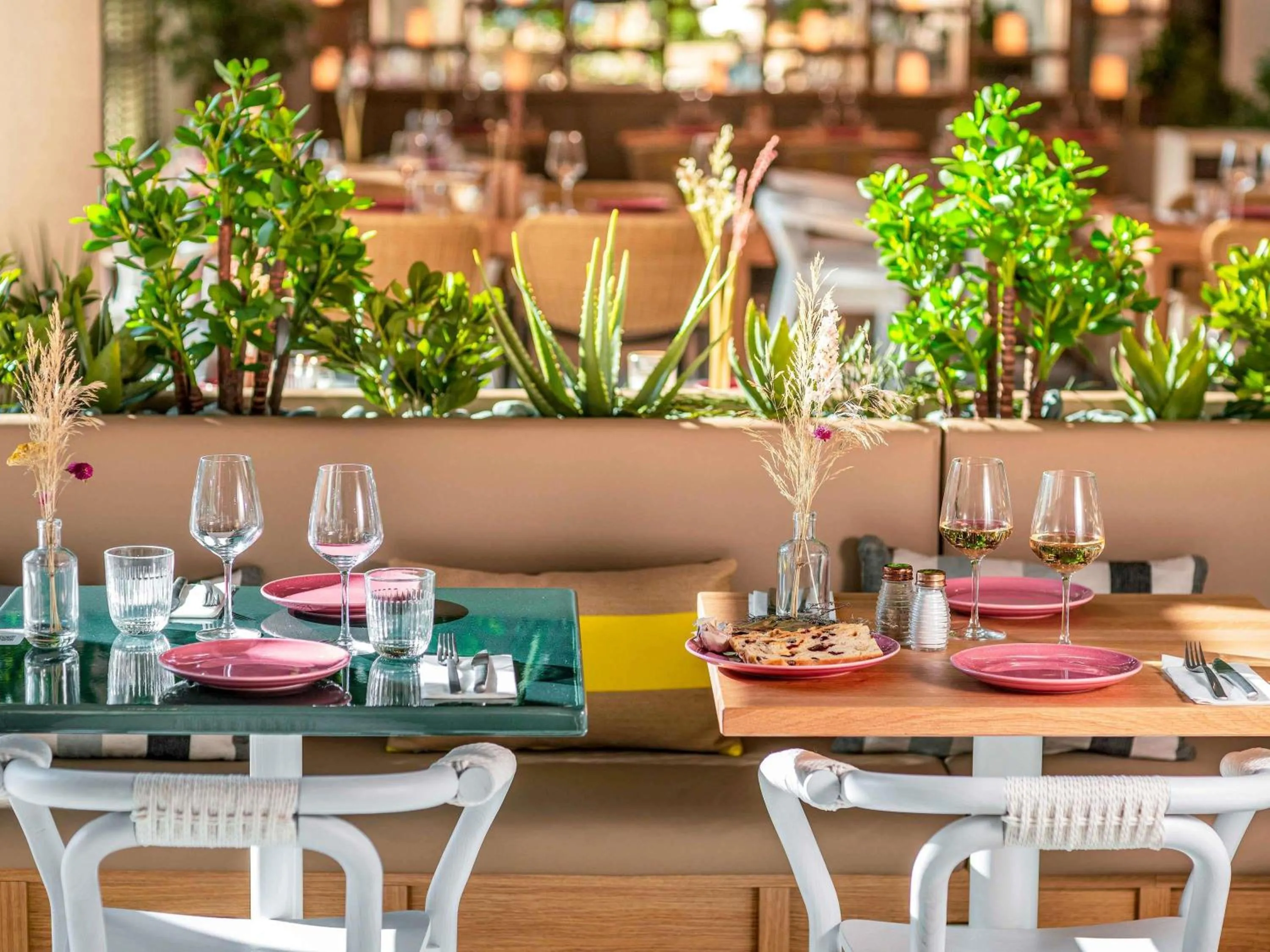 Restaurant/places to eat in Novotel Paris Porte Versailles