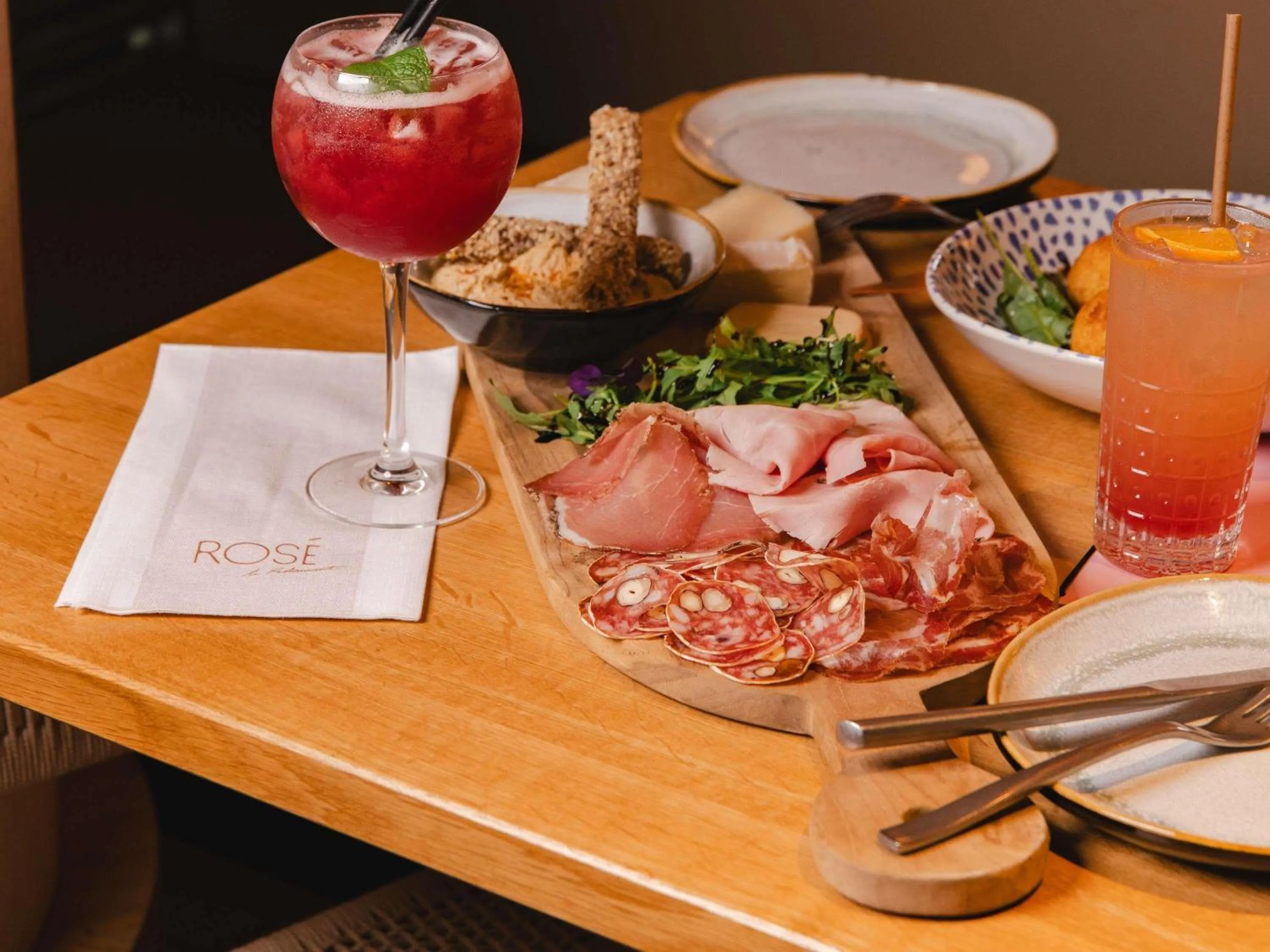 Lounge or bar in Novotel Paris Porte Versailles