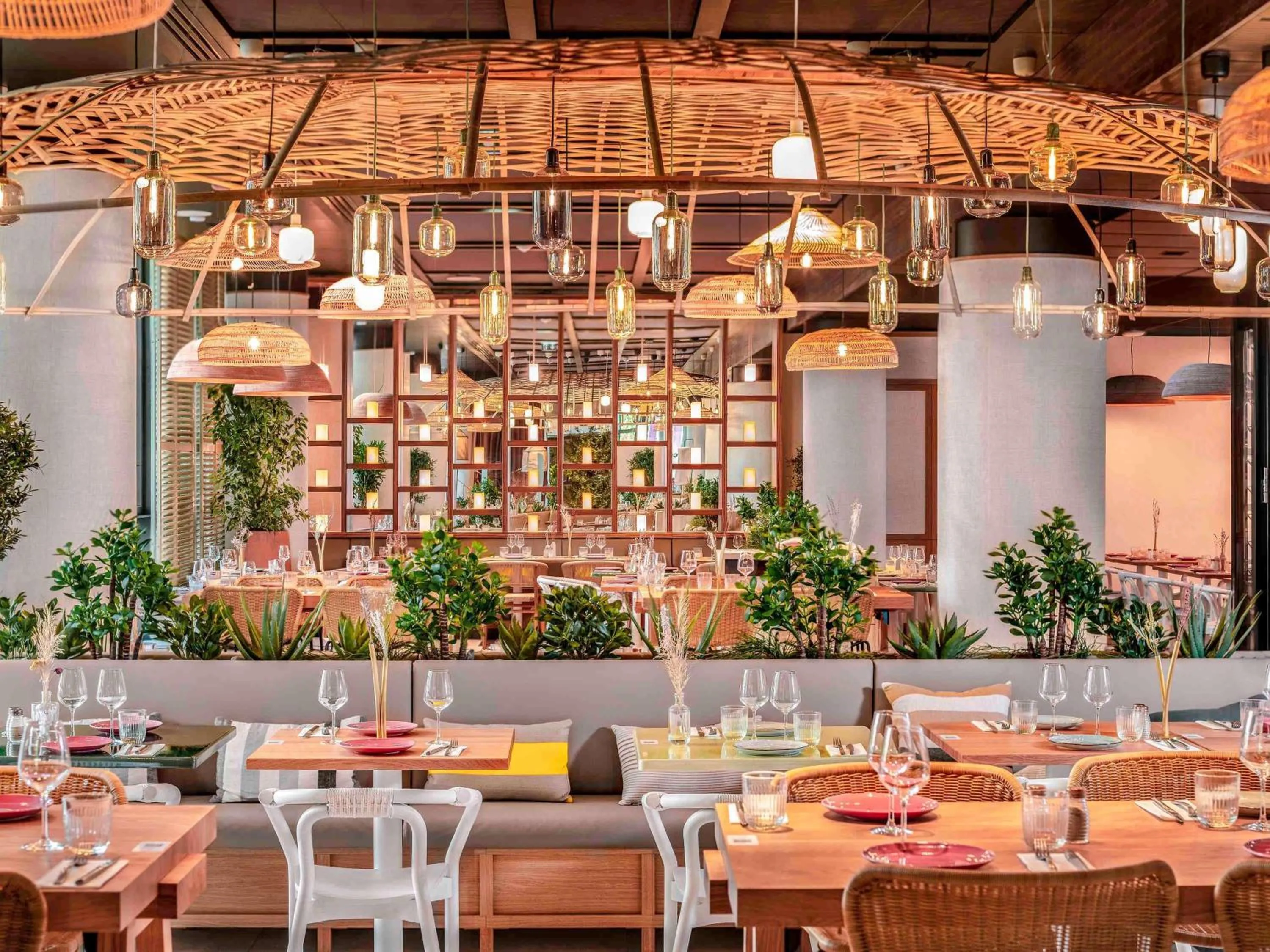 Restaurant/places to eat in Novotel Paris Porte Versailles