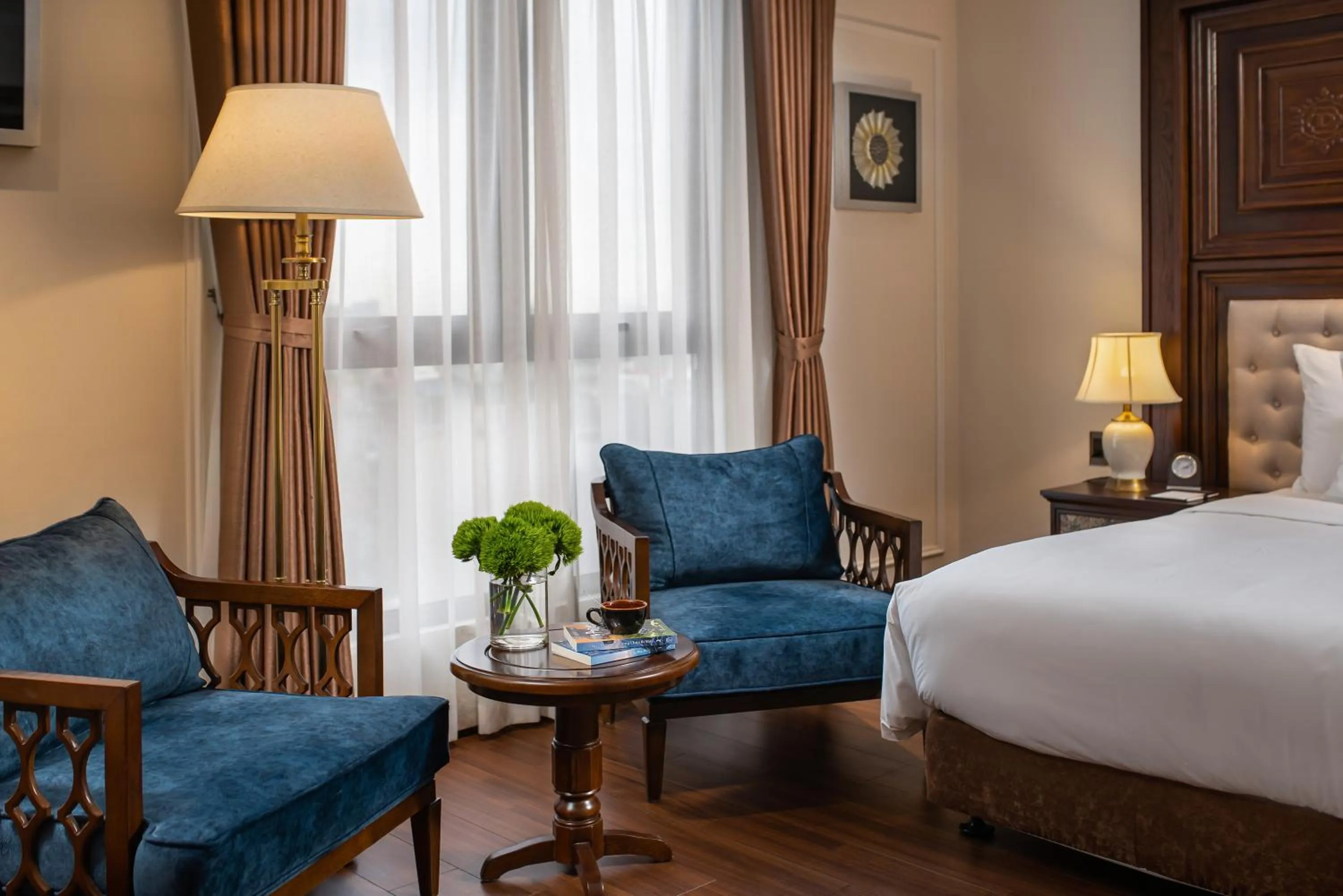 Seating area, Bed in The Q Hotel