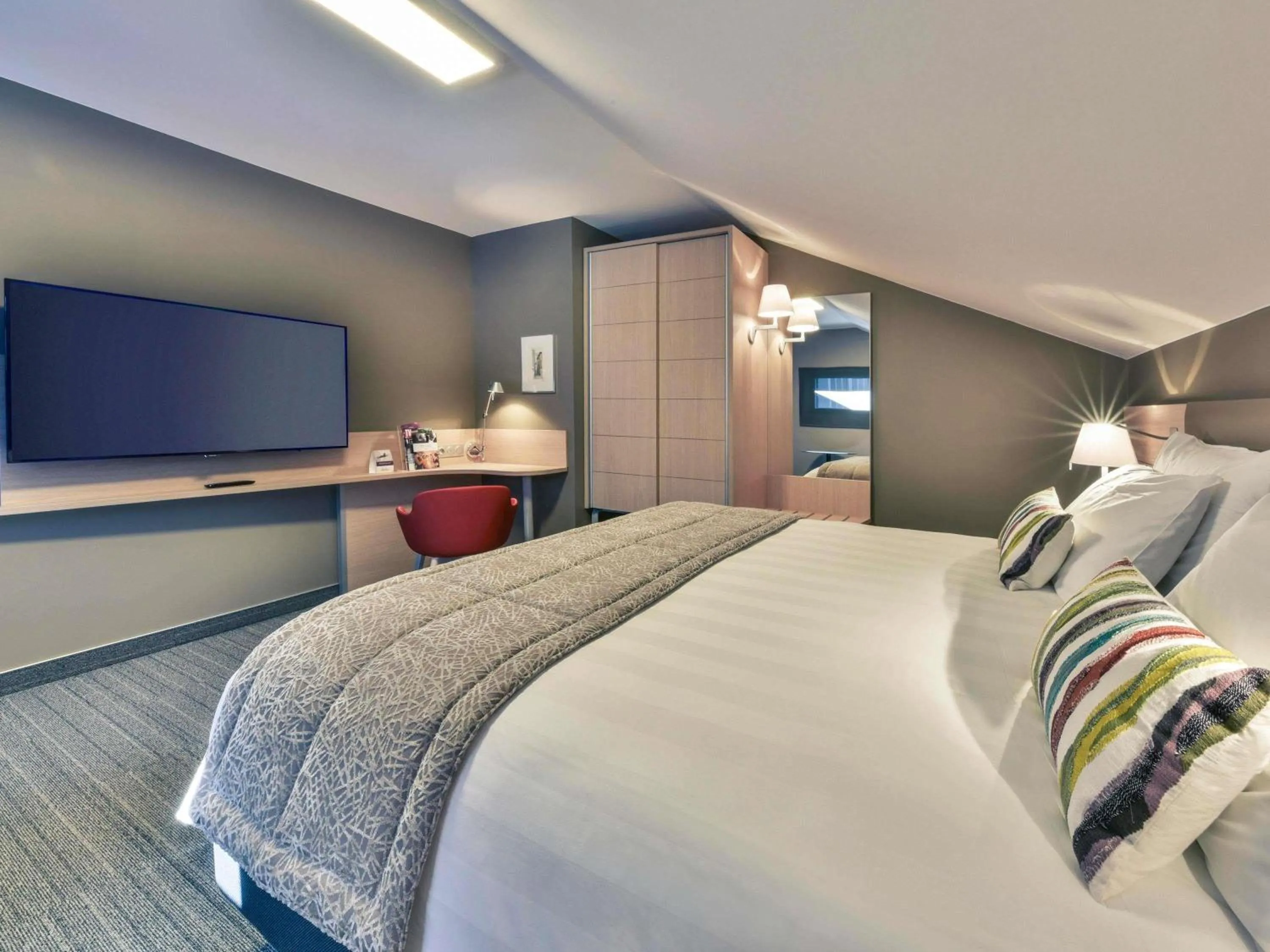 Photo of the whole room, Bed in Mercure Périgueux Centre Historique