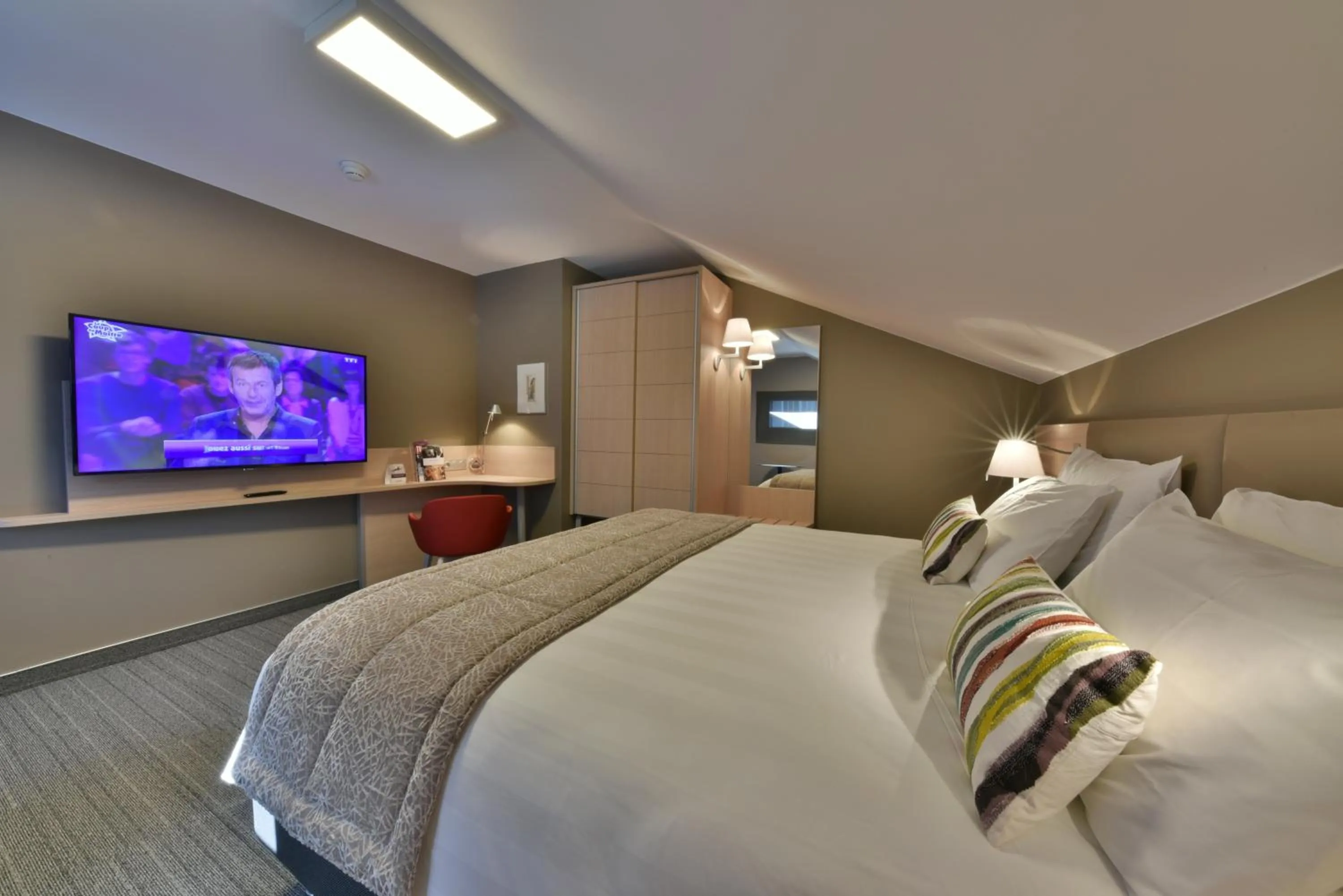 Decorative detail, Bed in Mercure Périgueux Centre Historique