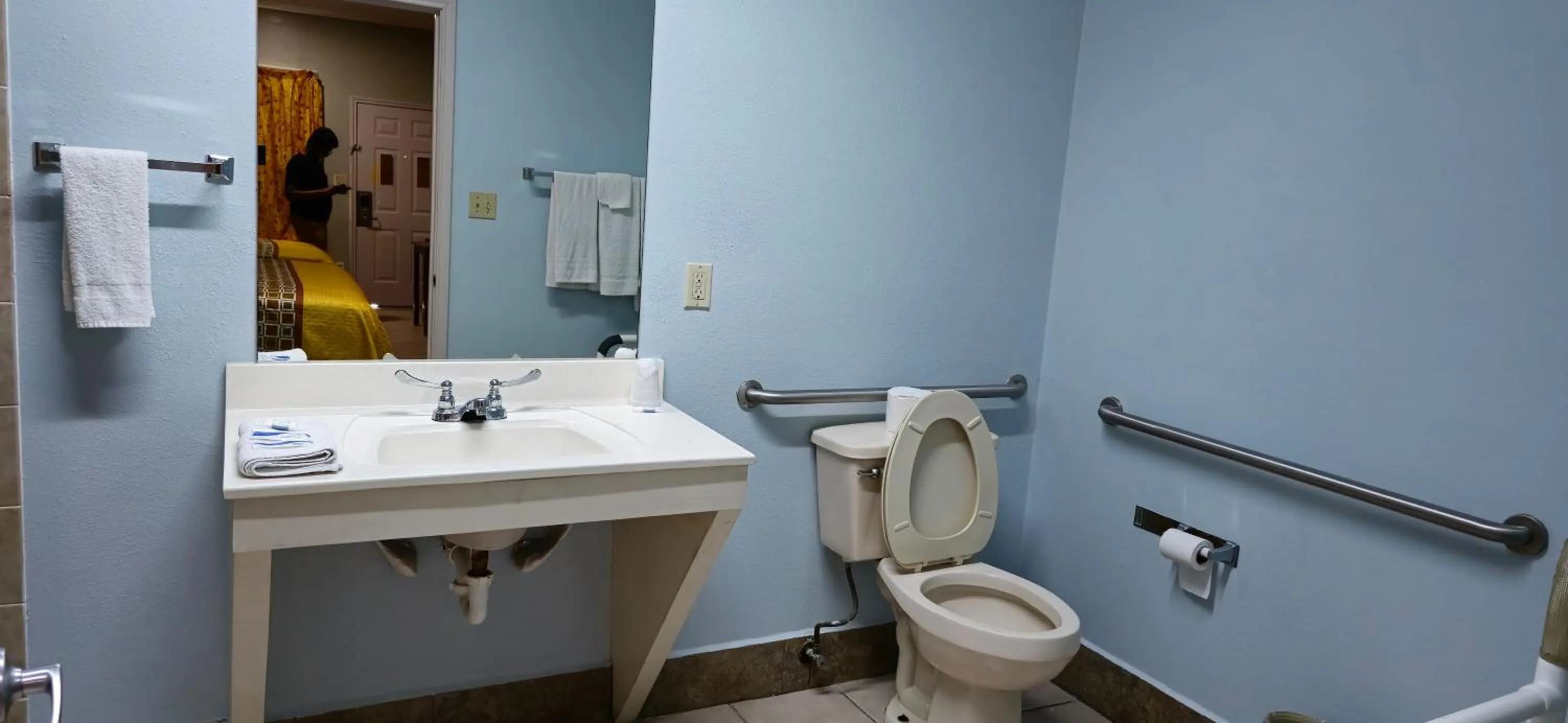 Toilet in Texas Inn and Suites RGV