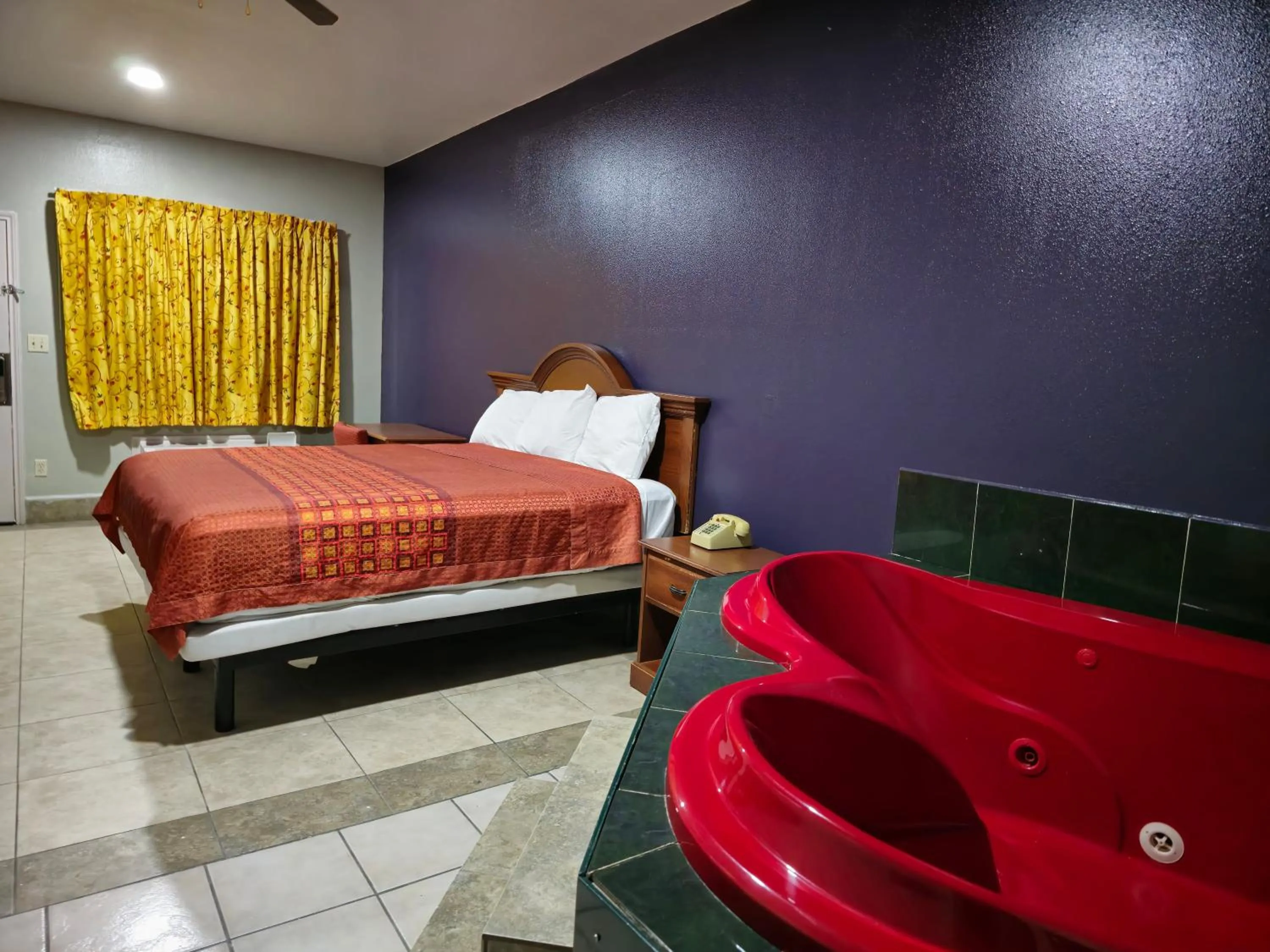 Hot Tub, Bed in Texas Inn and Suites RGV