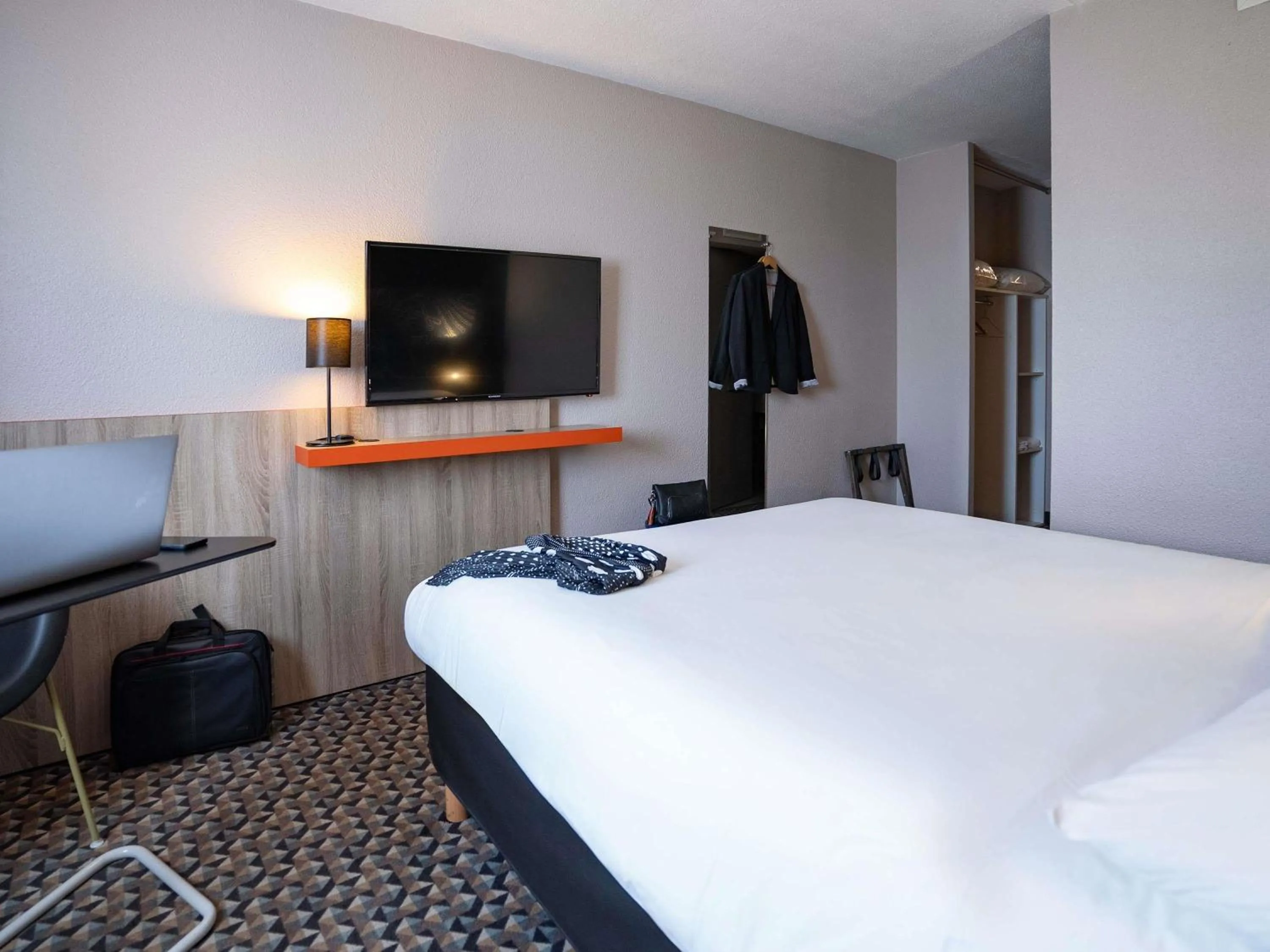 Bedroom, Bed in Ibis Styles Cognac