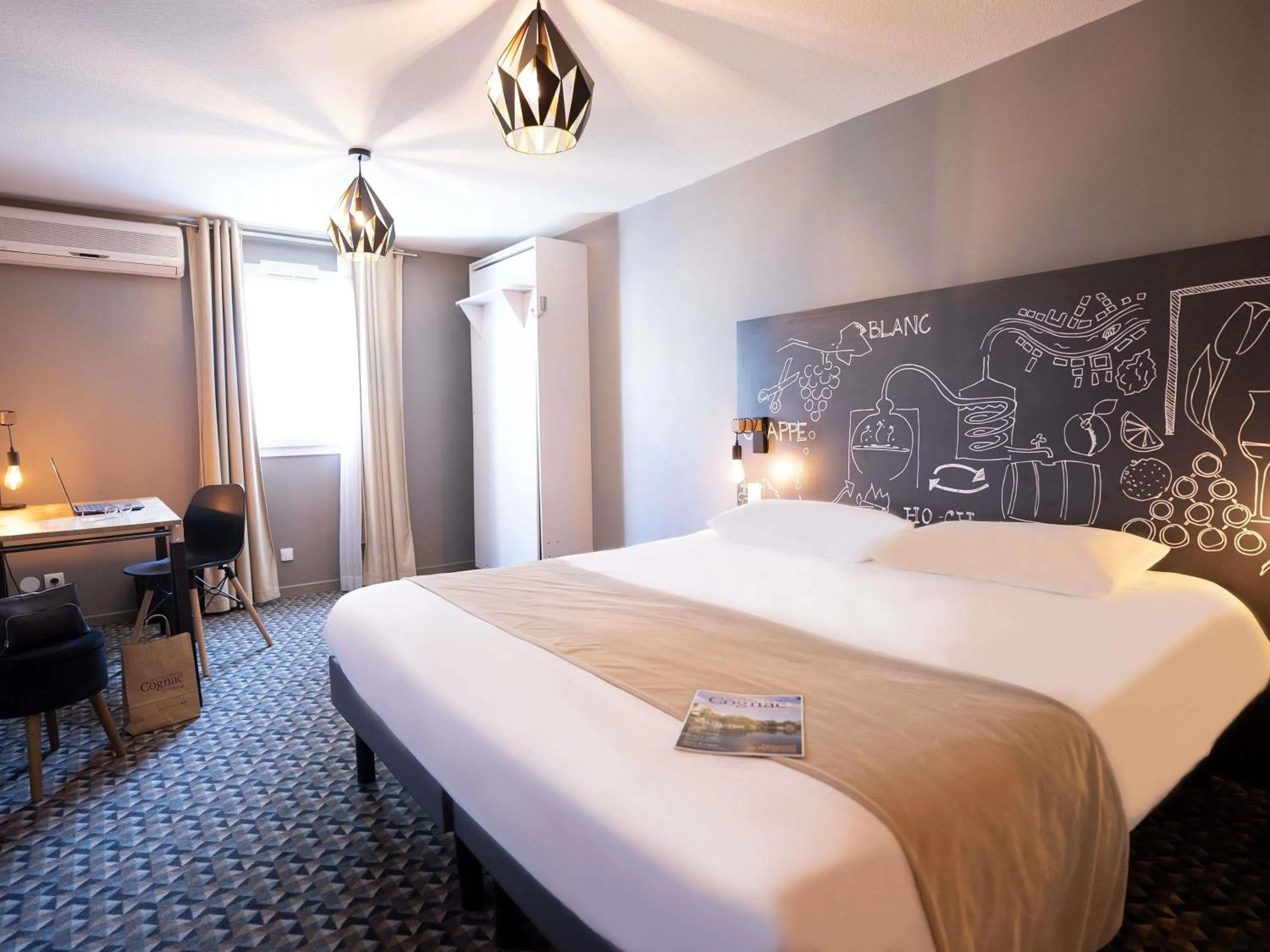 Bedroom, Bed in Ibis Styles Cognac