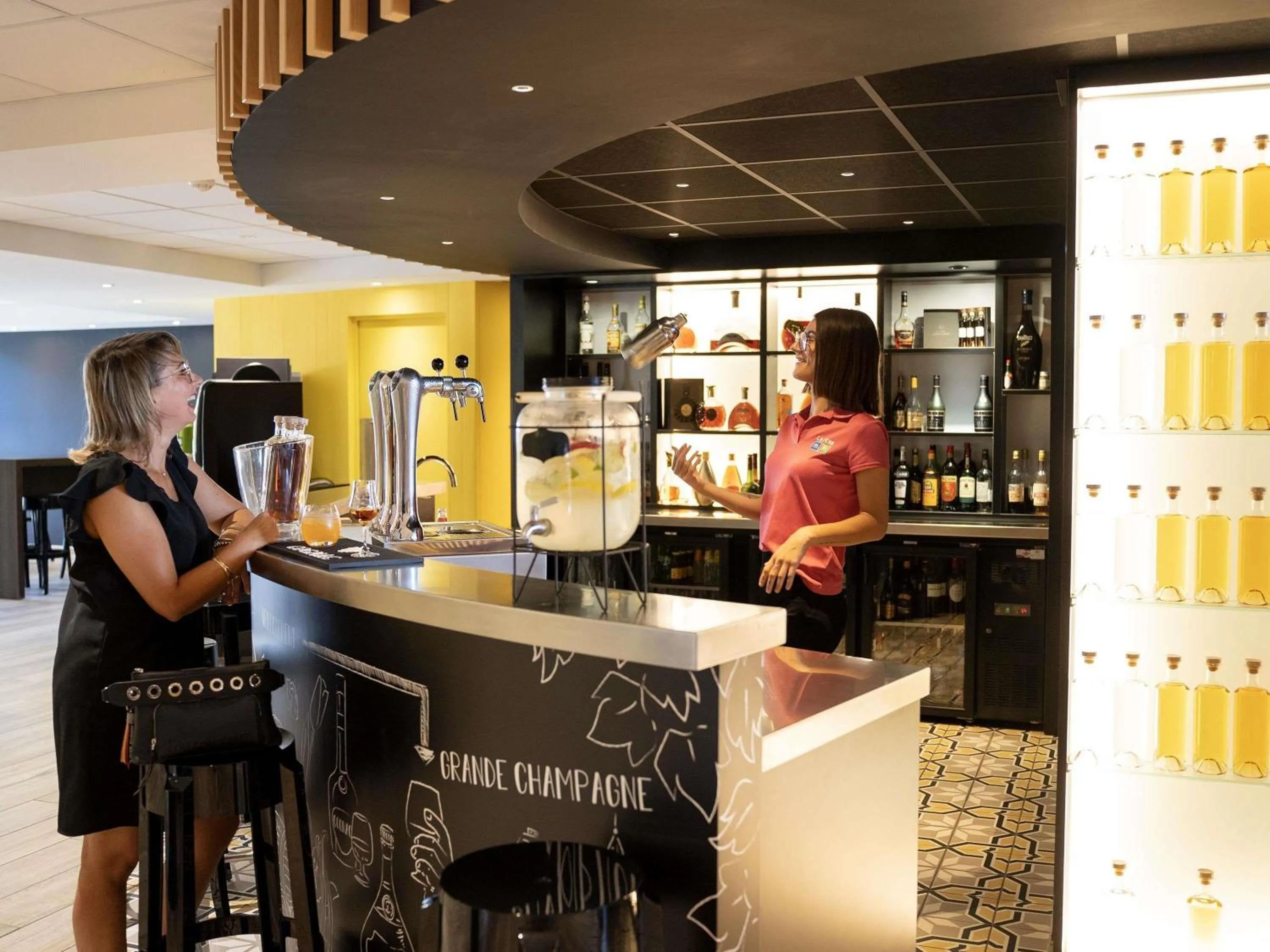 Lounge or bar in Ibis Styles Cognac