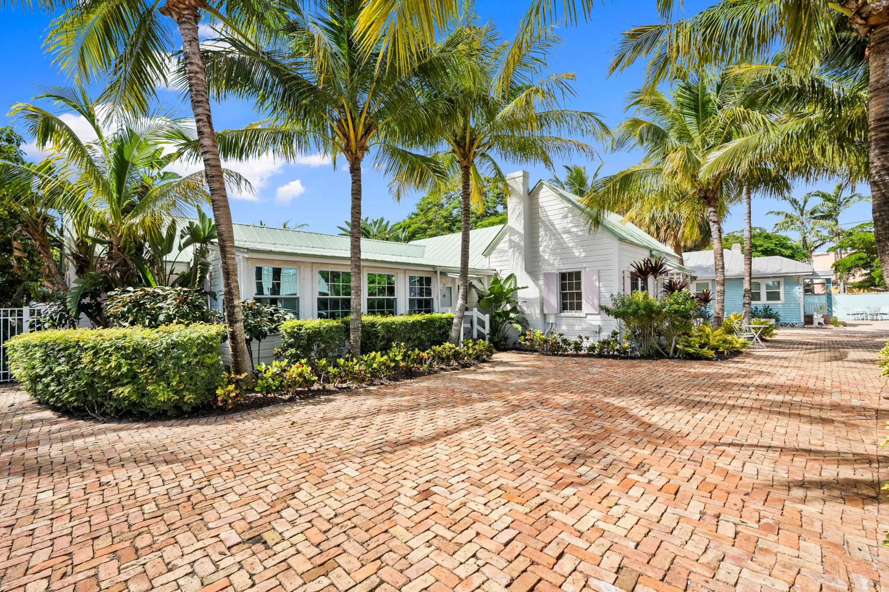 Property building in Old Colorado Inn