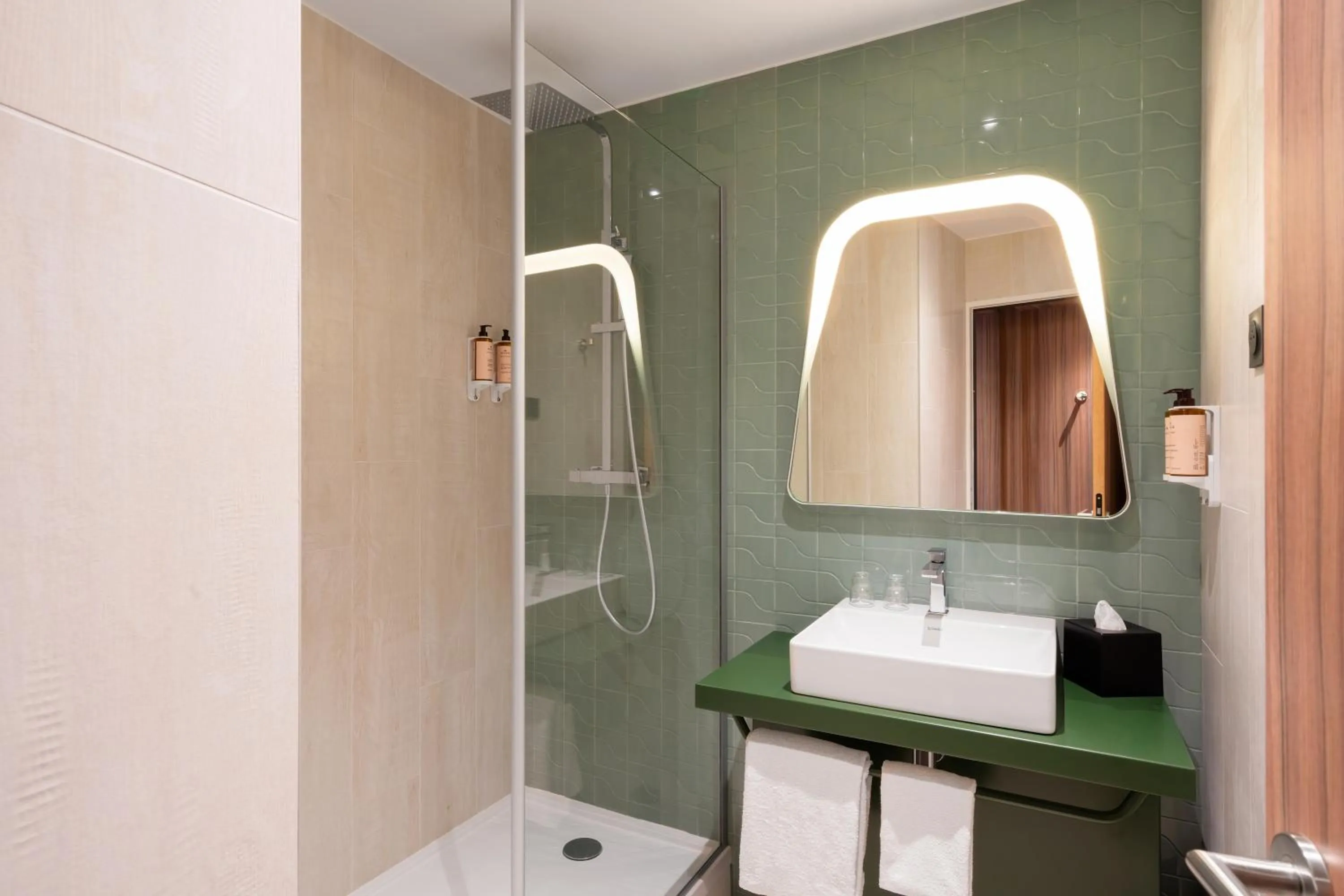 Shower in Mercure Libourne Saint Emilion