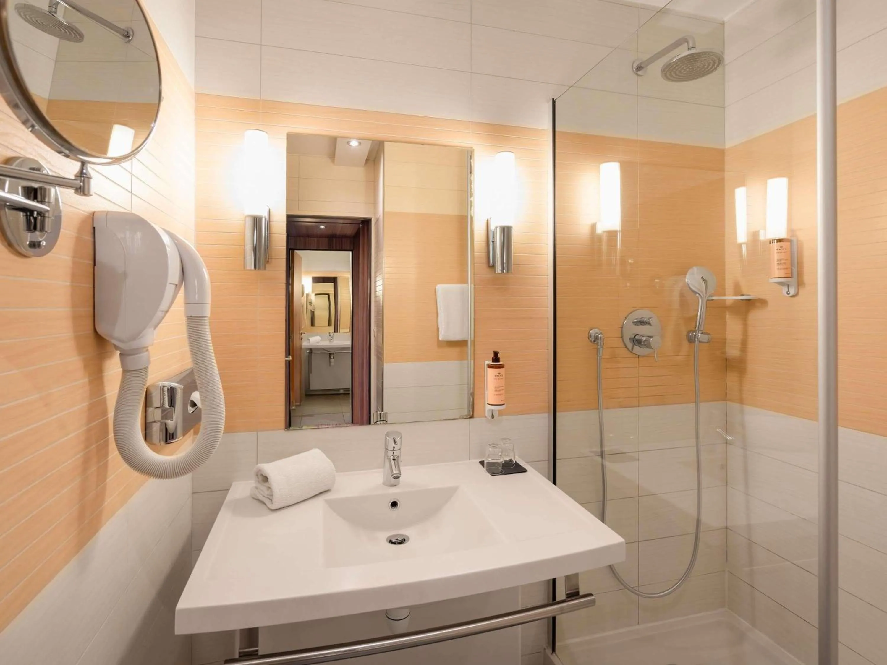 Bedroom in Mercure Libourne Saint Emilion