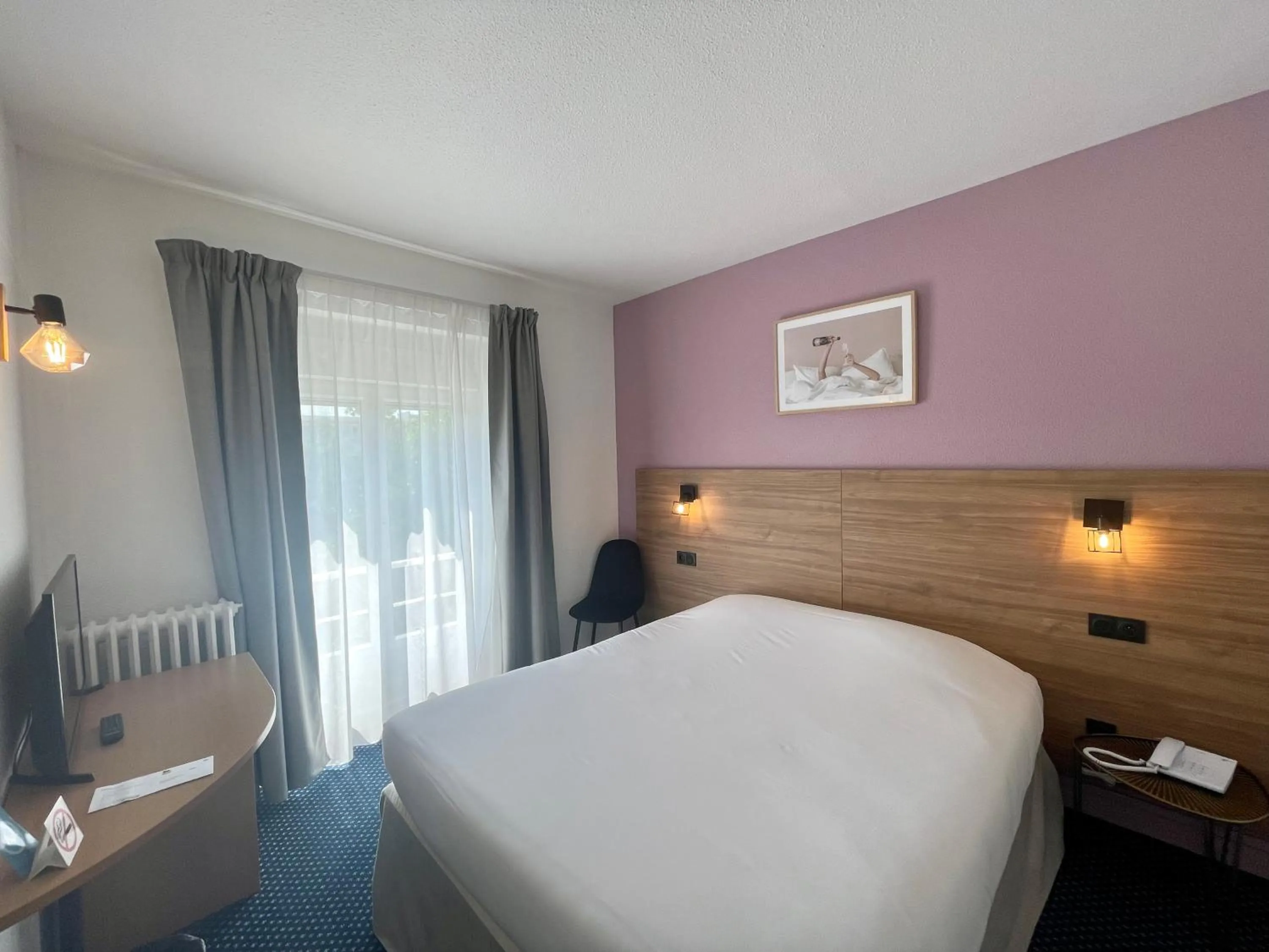 Photo of the whole room, Bed in Hotel Le Progres