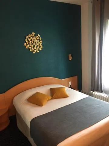 Bed in Hotel Le Progres
