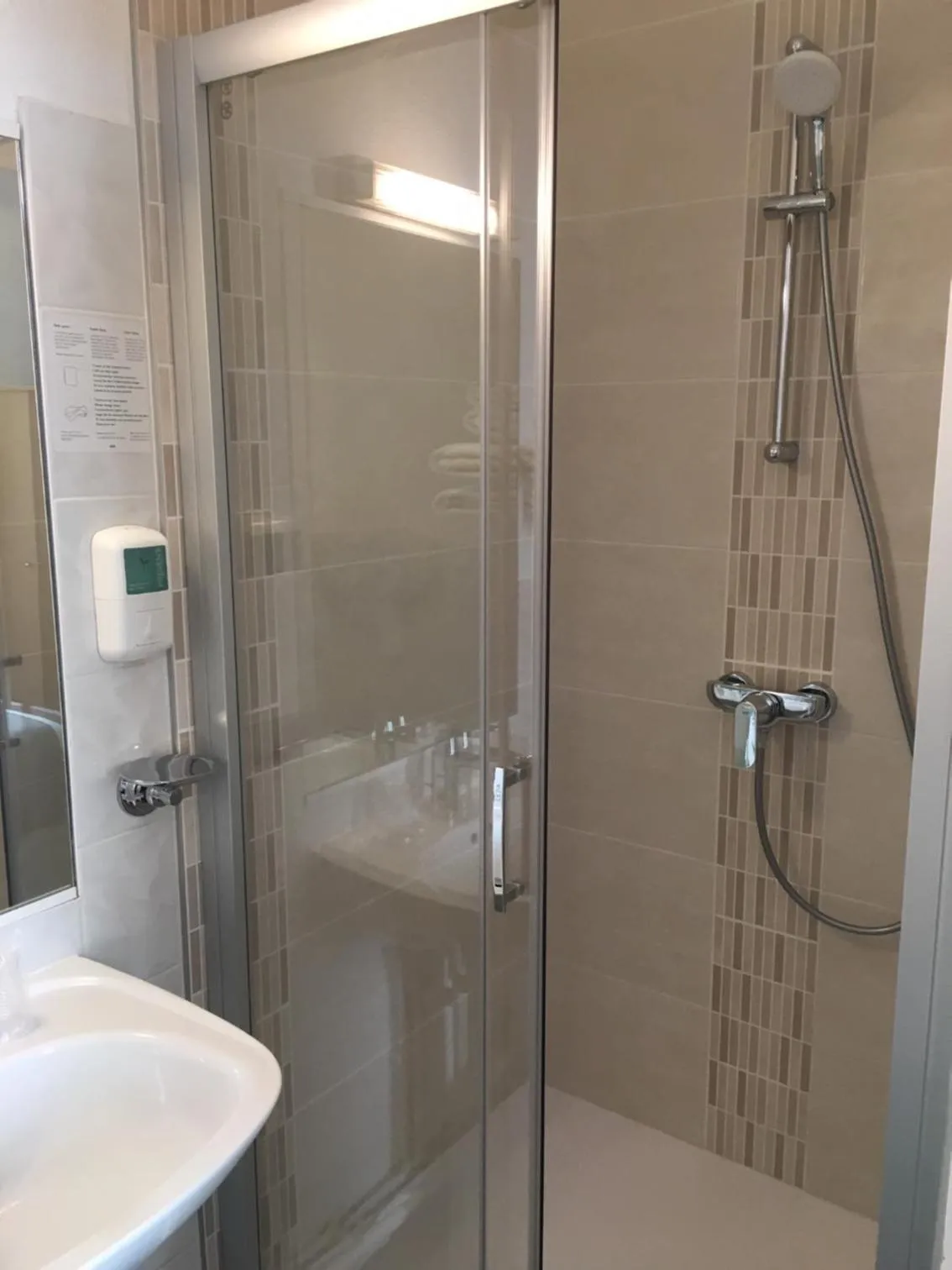 Shower in Hotel Le Progres