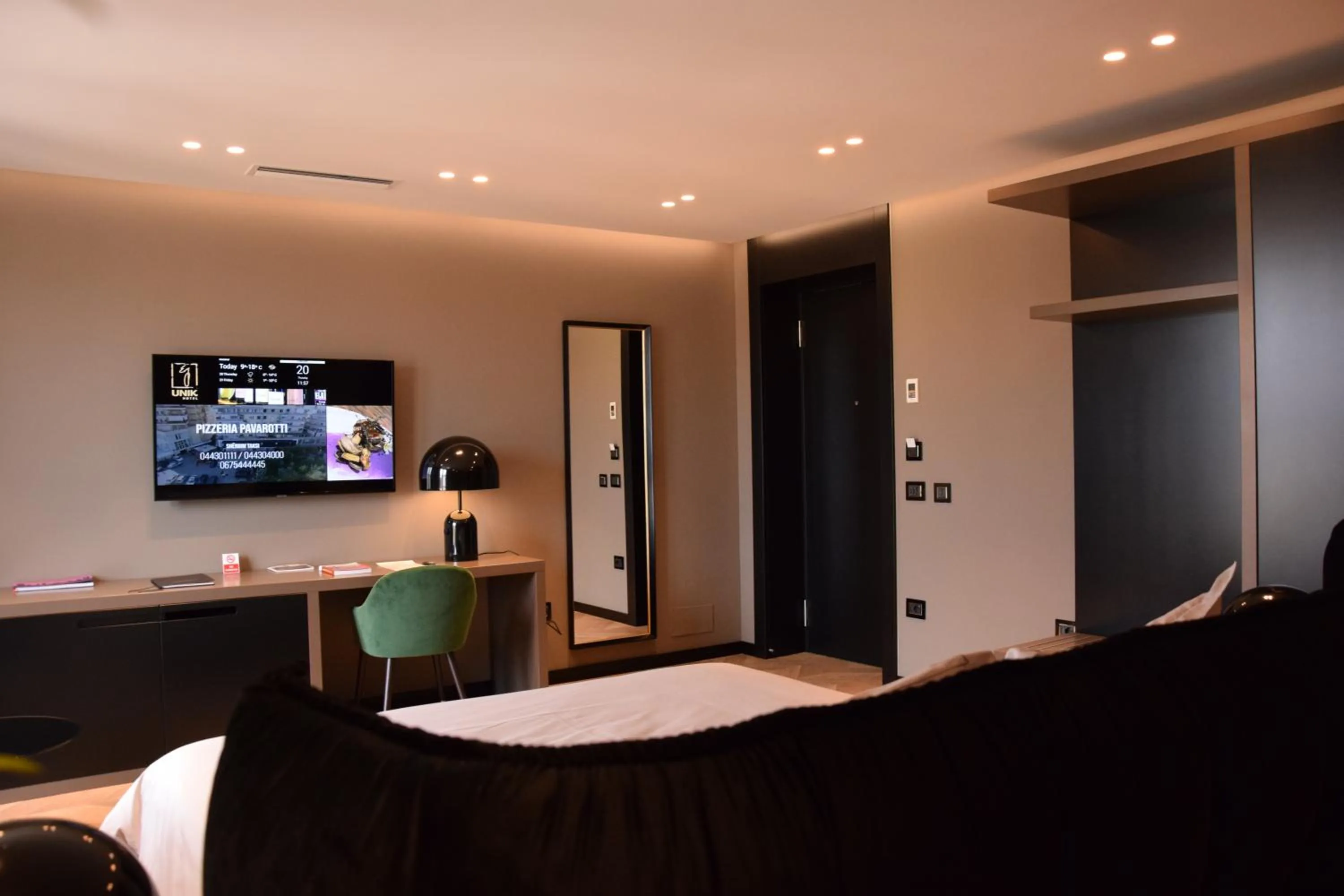 TV and multimedia, Bed in Hotel Unik