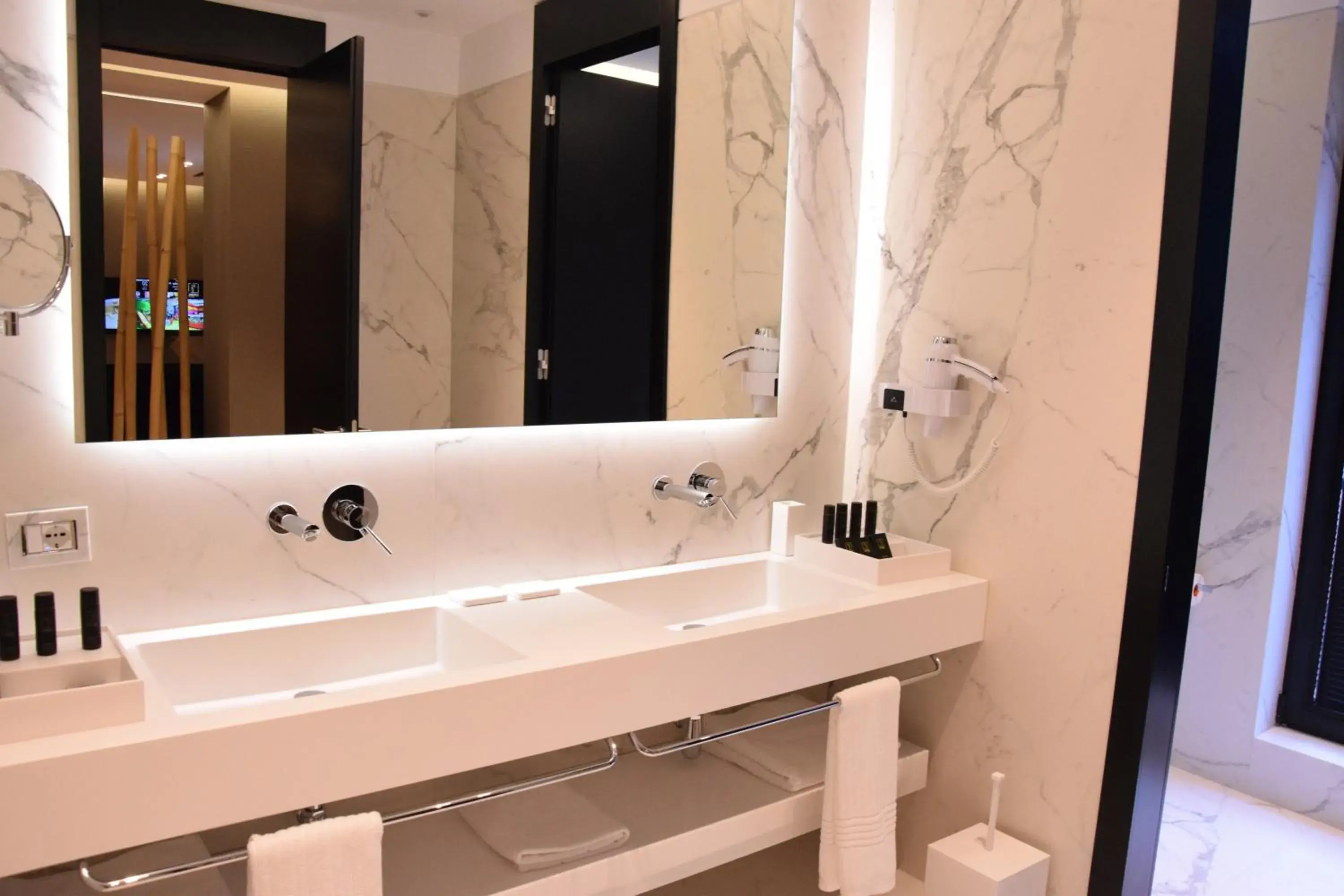 Suite with Lake View in Hotel Unik Suite with Lake View in Hotel Unik