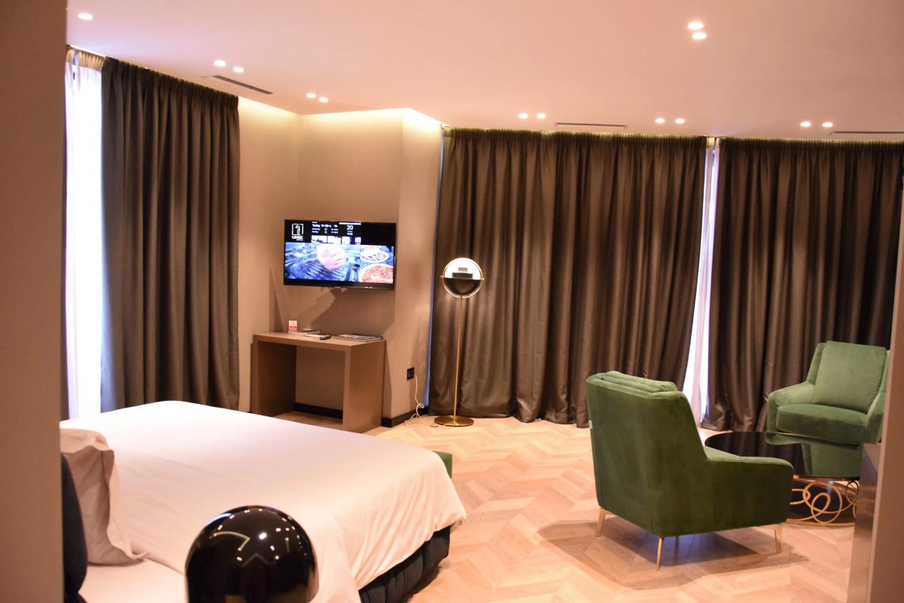 TV and multimedia, Bed in Hotel Unik