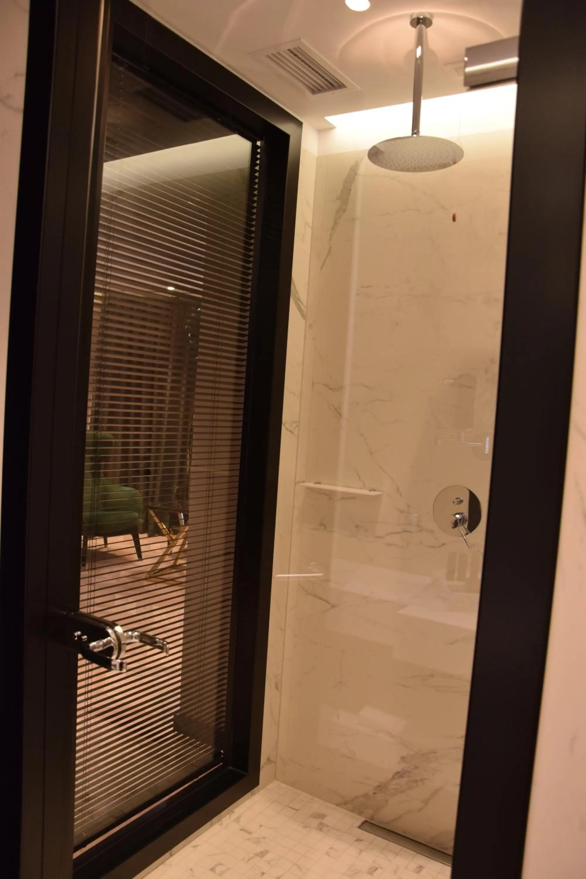 Shower in Hotel Unik