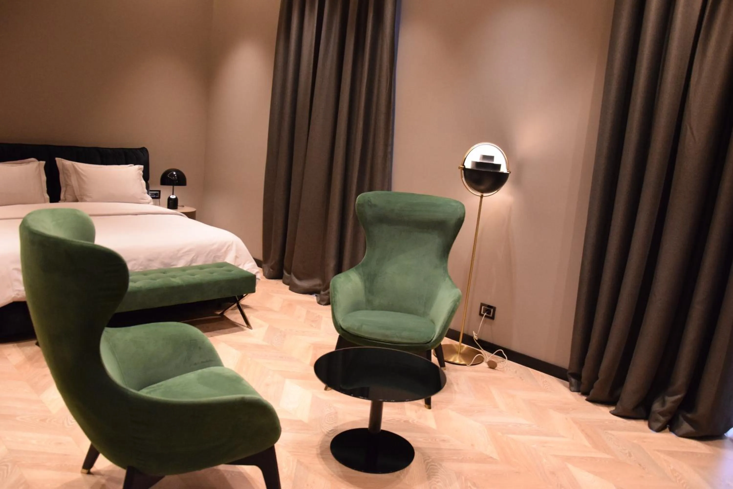 Seating area, Bed in Hotel Unik