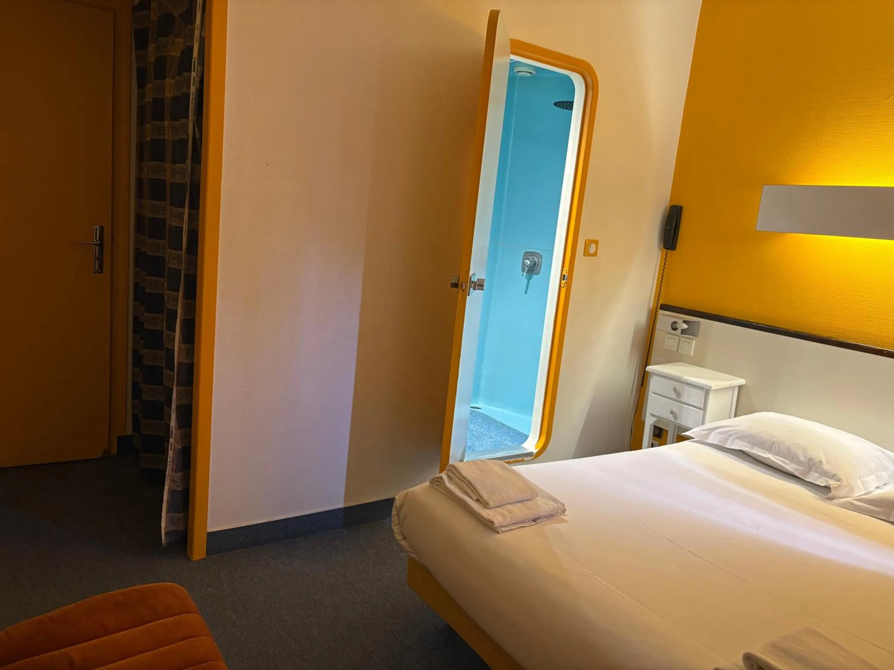 Bed in Hotel Couleurs Sud Centre-ville Gare Charleville-Mézières