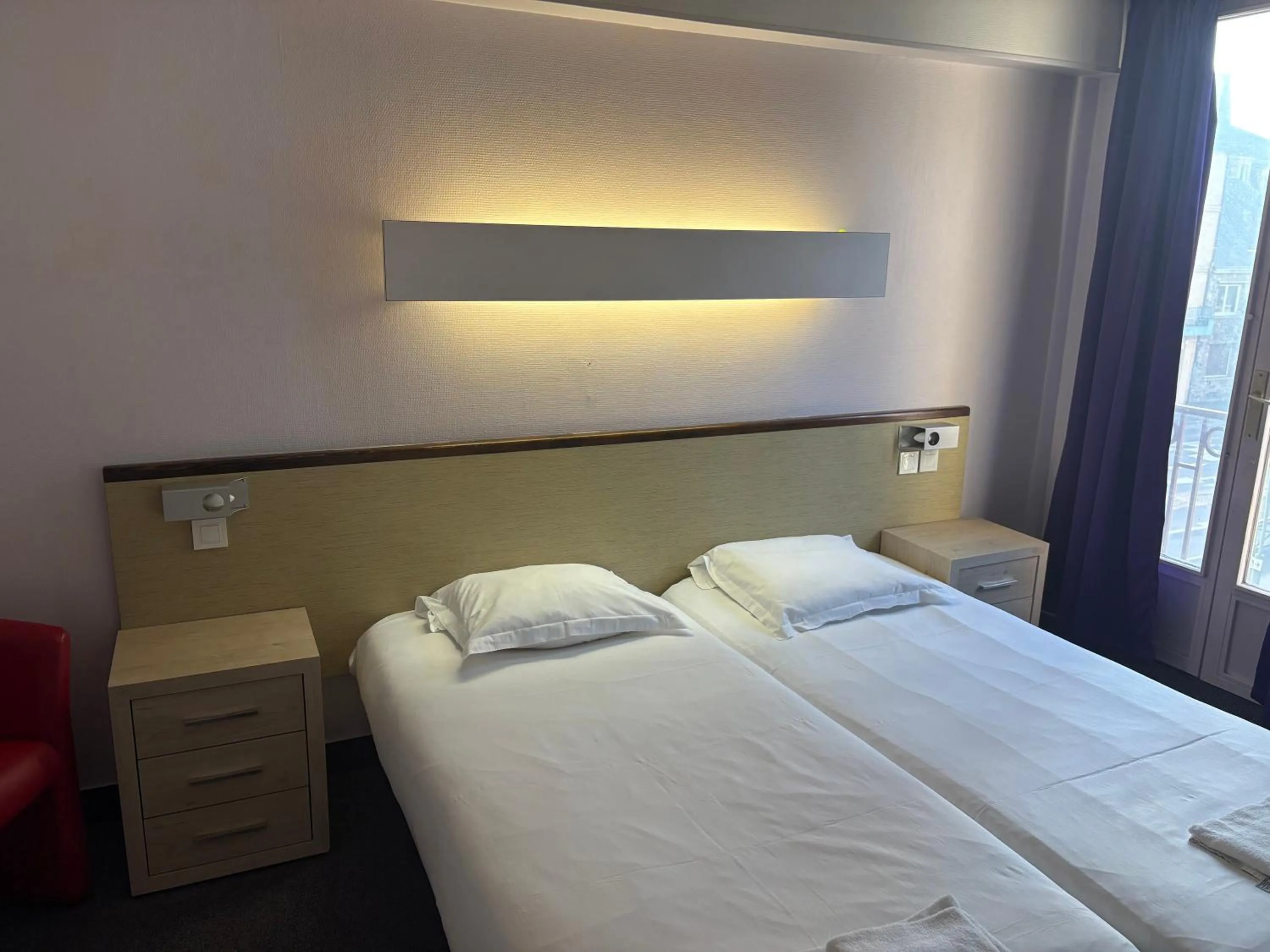 Bed in Hotel Couleurs Sud Centre-ville Gare Charleville-Mézières