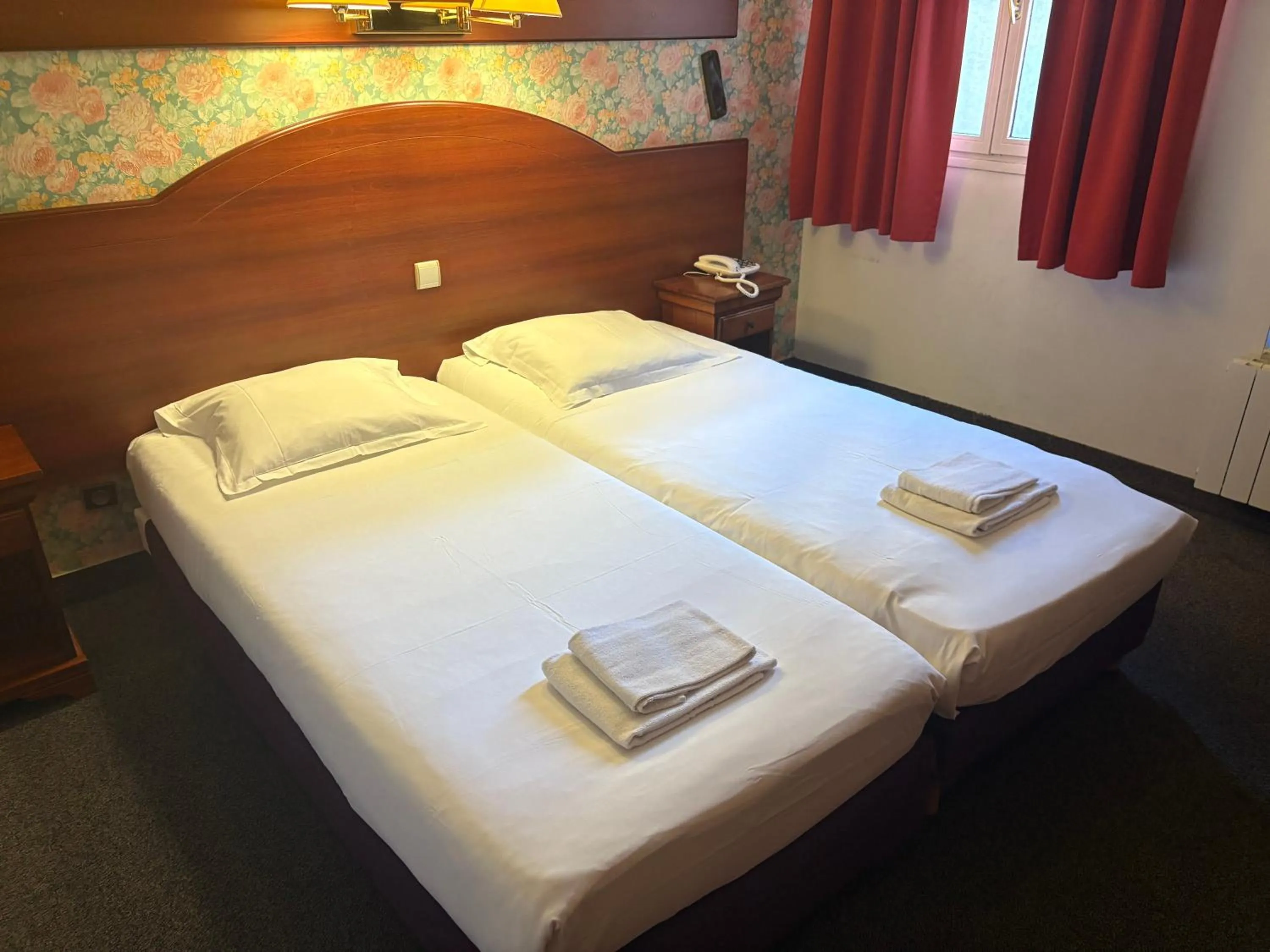 Bed in Hotel Couleurs Sud Centre-ville Gare Charleville-Mézières