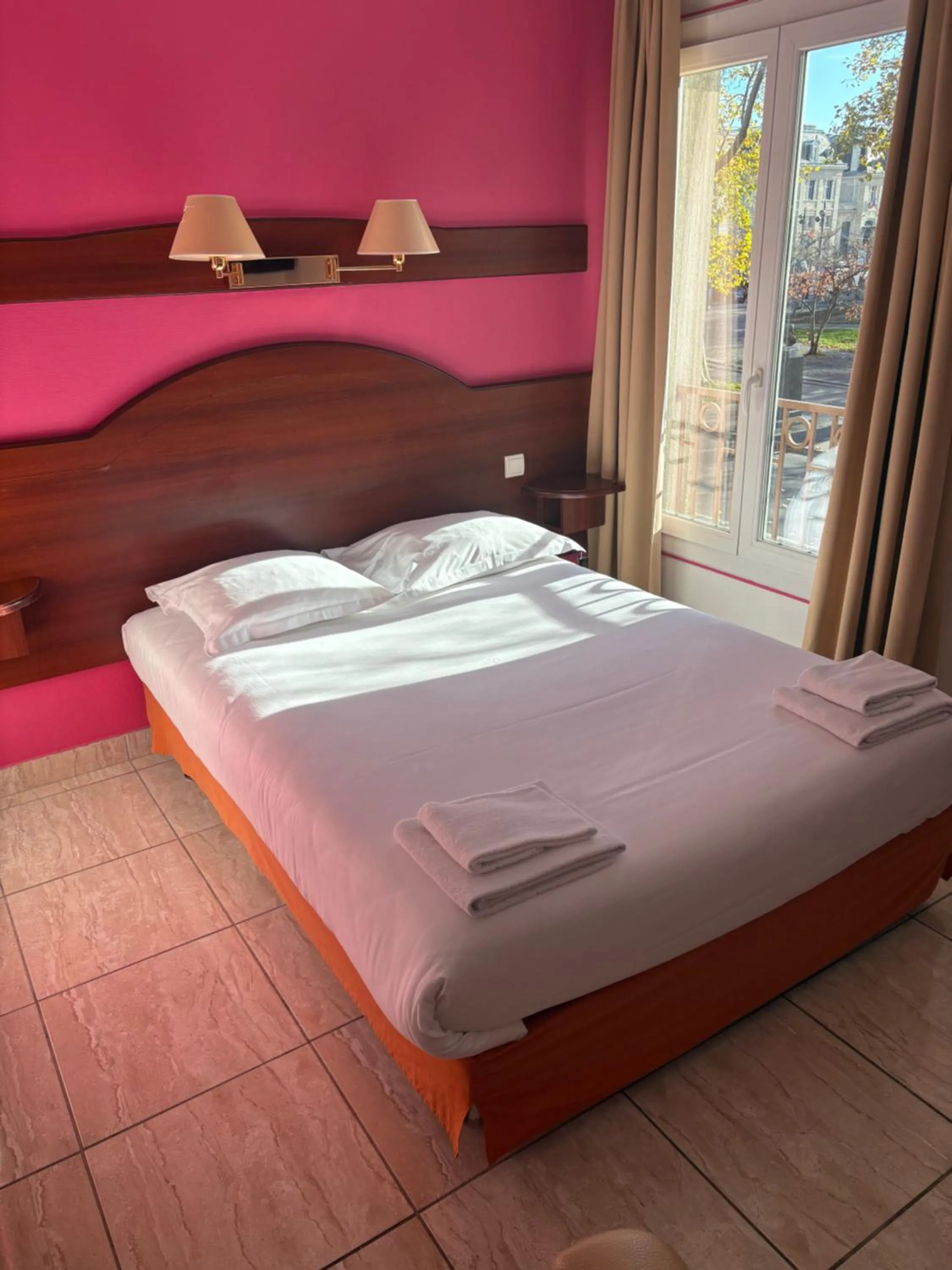 Bed in Hotel Couleurs Sud Centre-ville Gare Charleville-Mézières