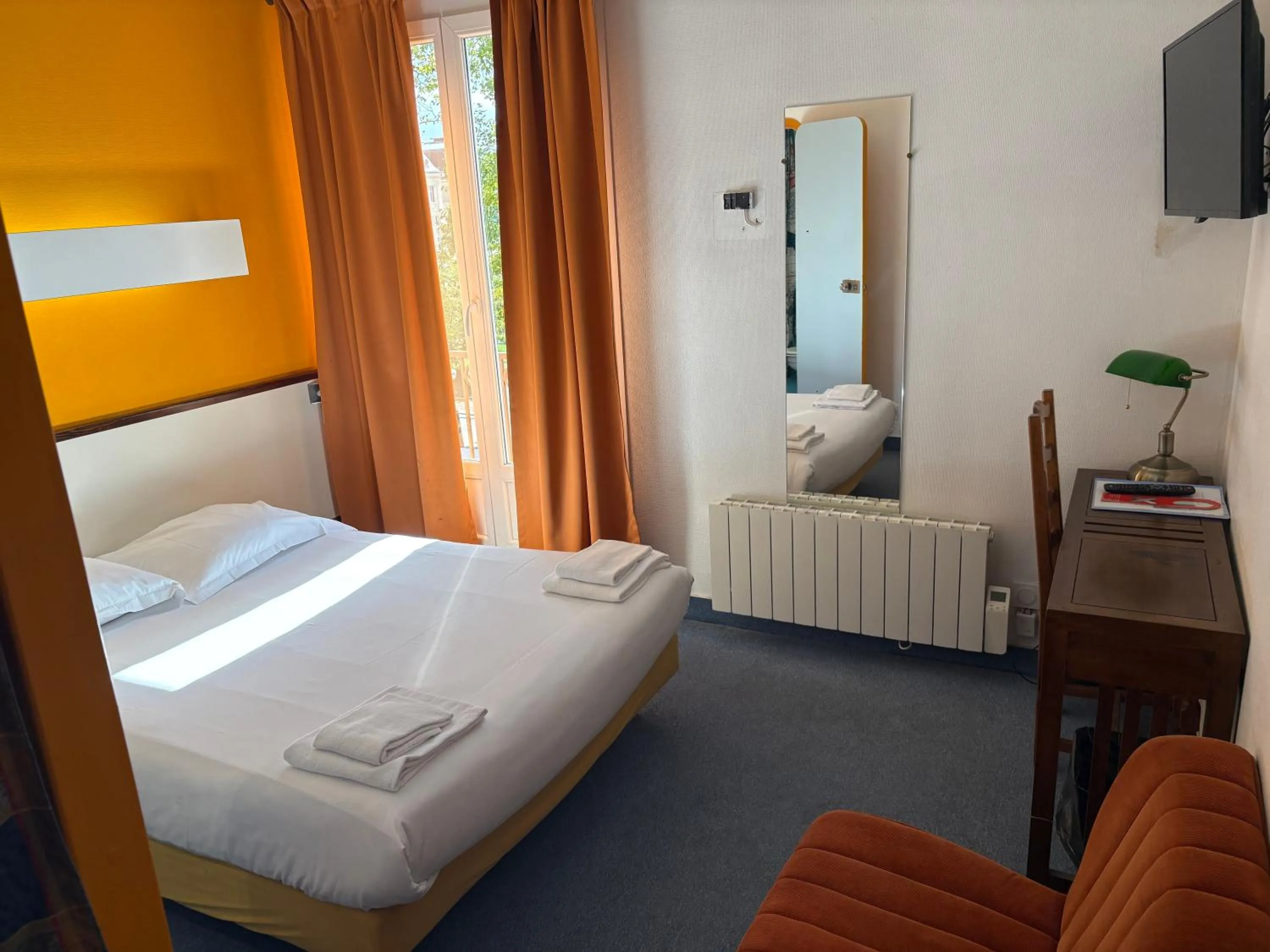 Bed in Hotel Couleurs Sud Centre-ville Gare Charleville-Mézières