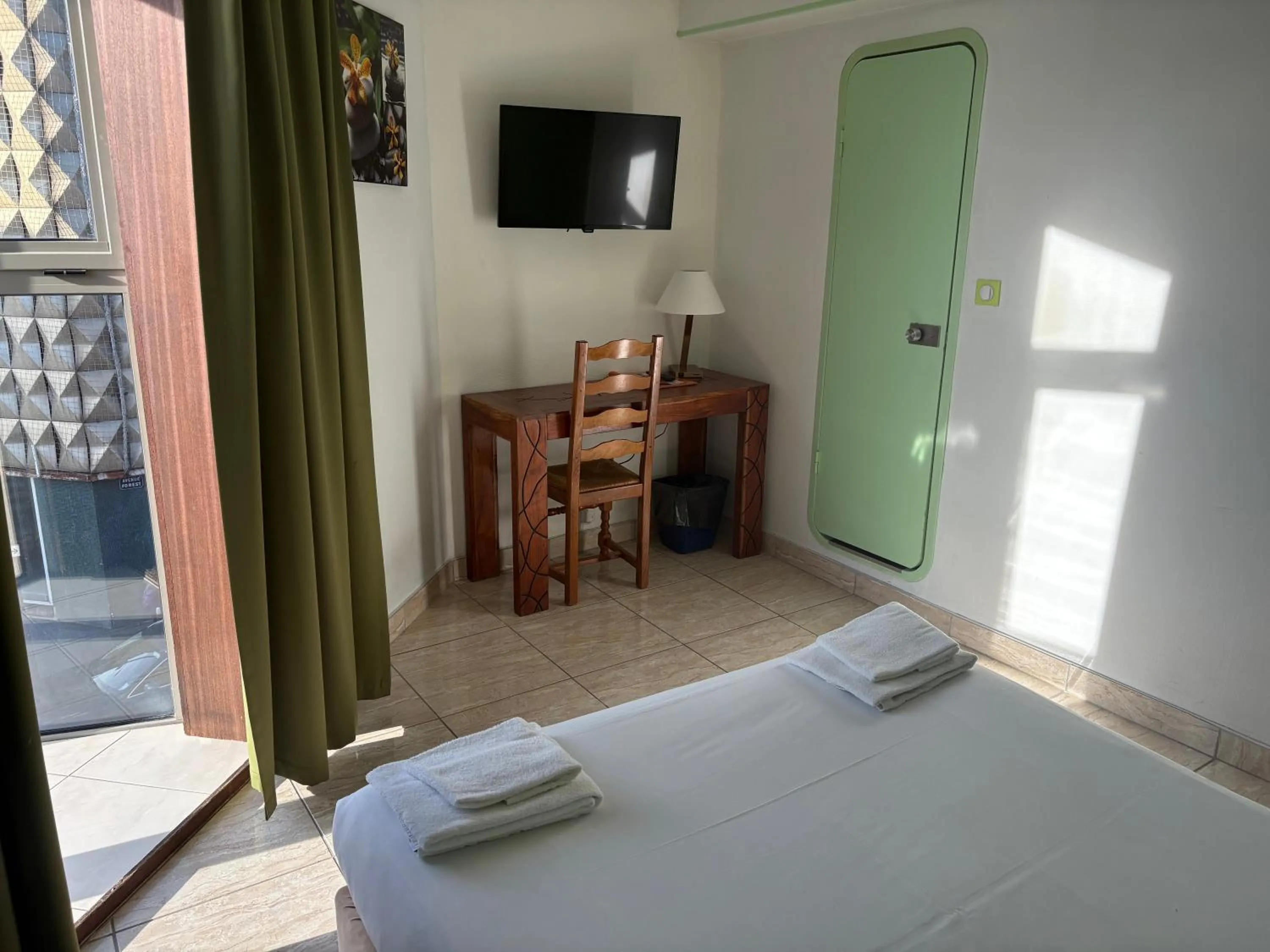 Bed in Hotel Couleurs Sud Centre-ville Gare Charleville-Mézières