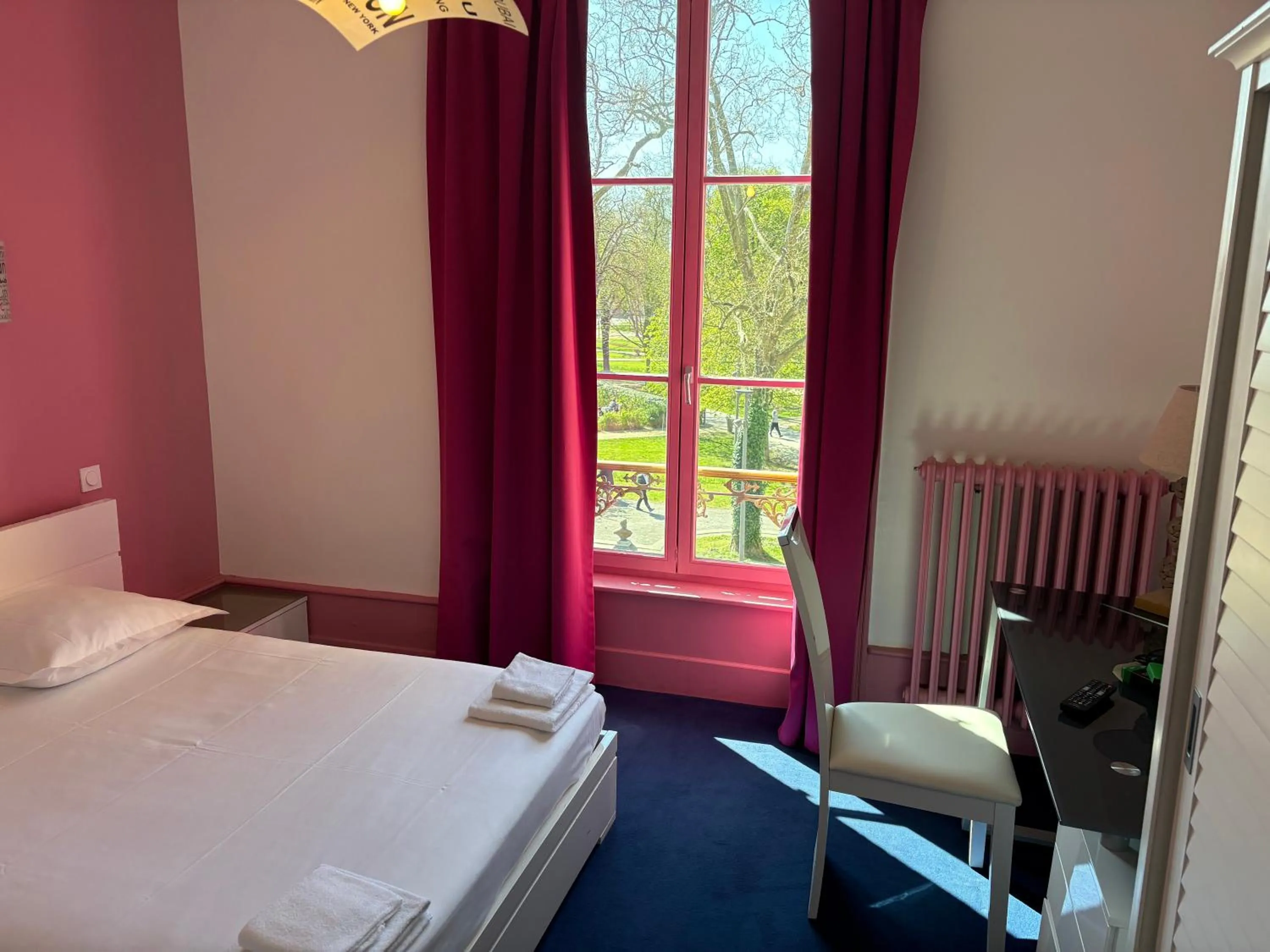 Bed in Hotel Couleurs Sud Centre-ville Gare Charleville-Mézières